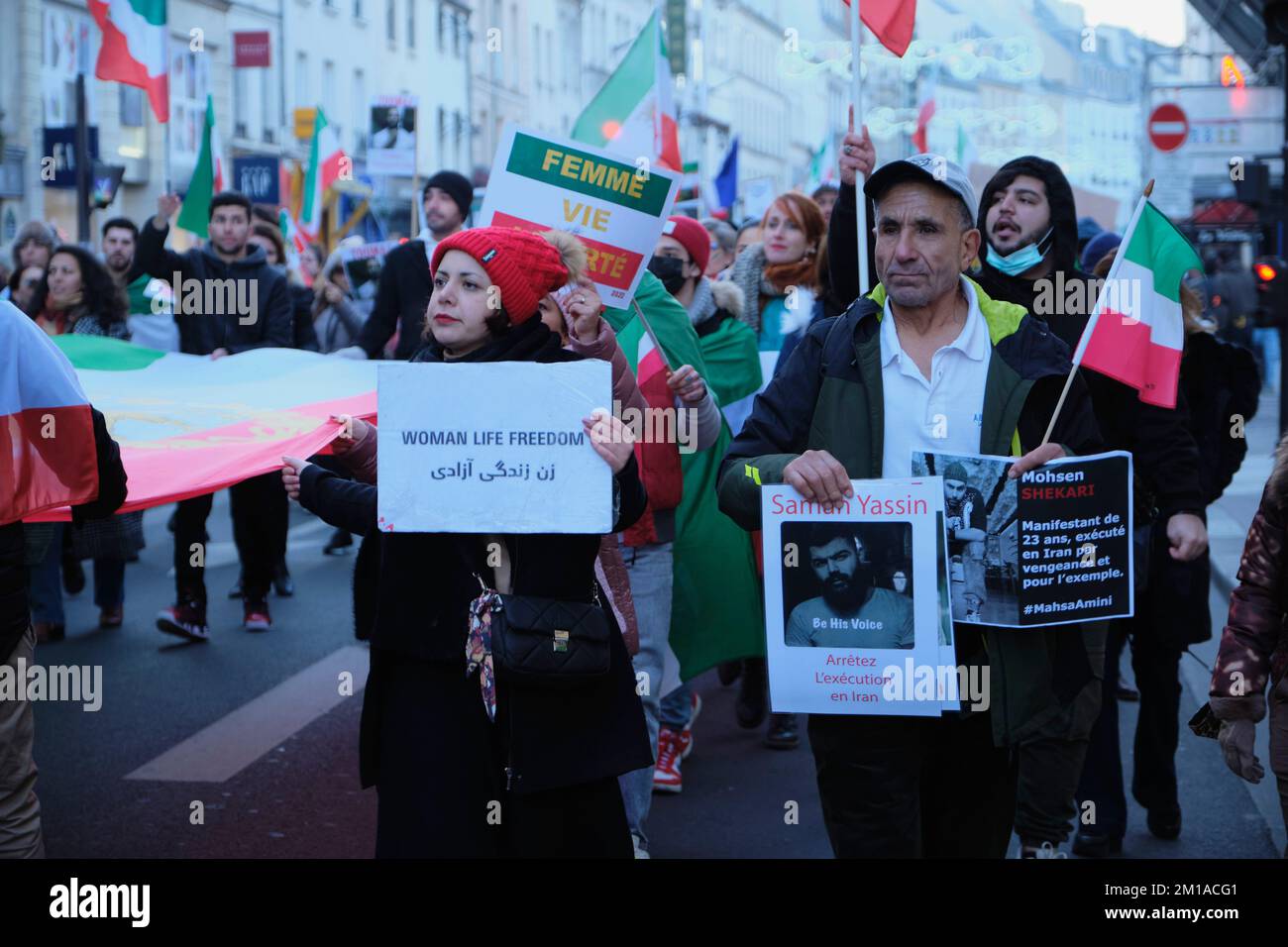 Paris, Ile de France, FRANCE. 11th décembre 2022. Des centaines de personnes ont défilé à Paris pour dénoncer le régime islamique en Iran. Mohsen Shekari a été le premier iranien à être executé jeudi 8th 2022 décembre par le régime iranien de plus en plus répressif pour avoir participé à des manifestations, avec d'autres confrontés à la peine de mort sur des charges similaires. (Credit image: © Remon Haazen/ZUMA Press Wire) Credit: ZUMA Press, Inc./Alamy Live News Banque D'Images