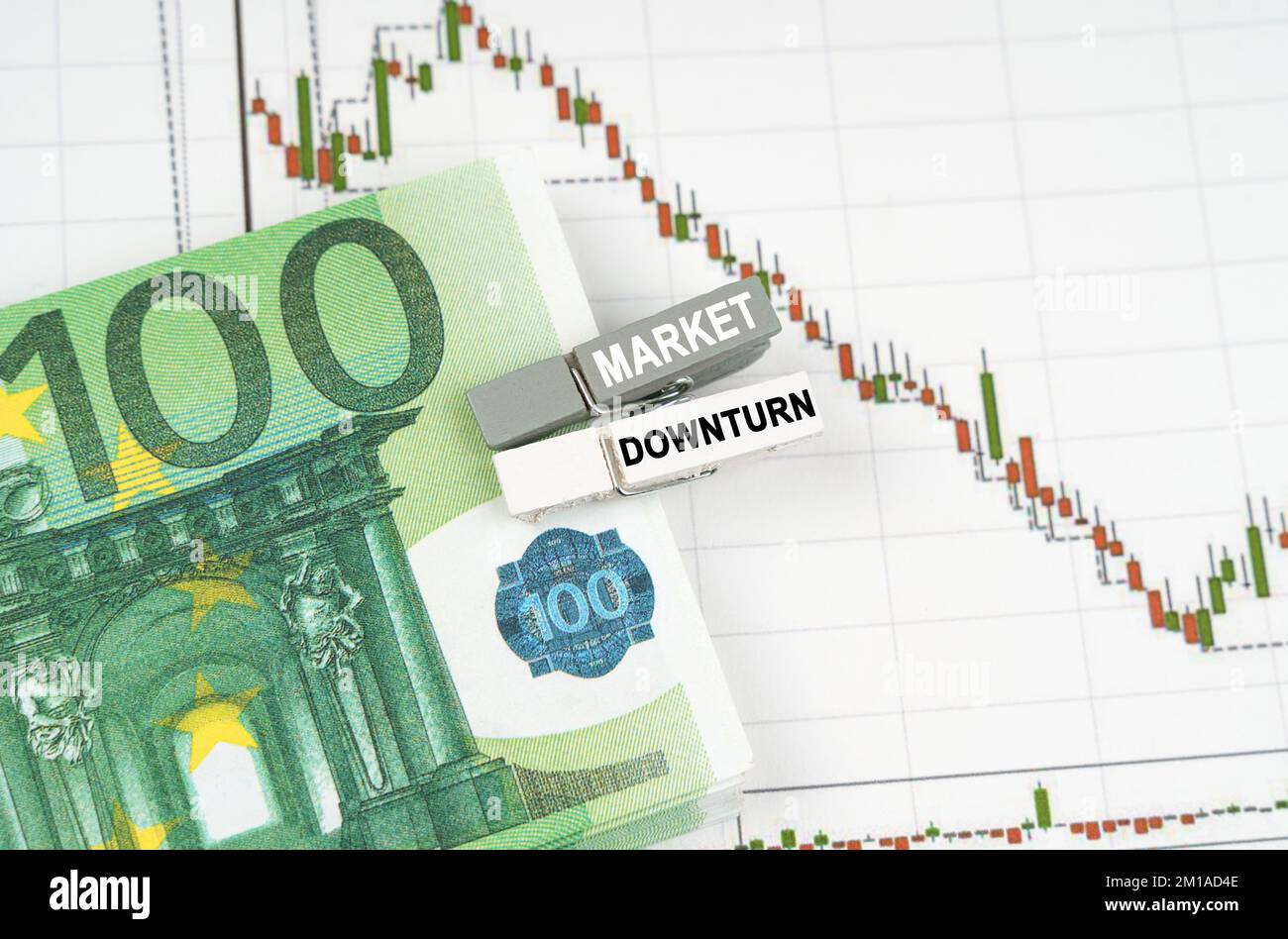 Concept d'entreprise. Sur les cartes de citations sont l'euro, clotespins avec l'inscription - marché de ralentissement Banque D'Images