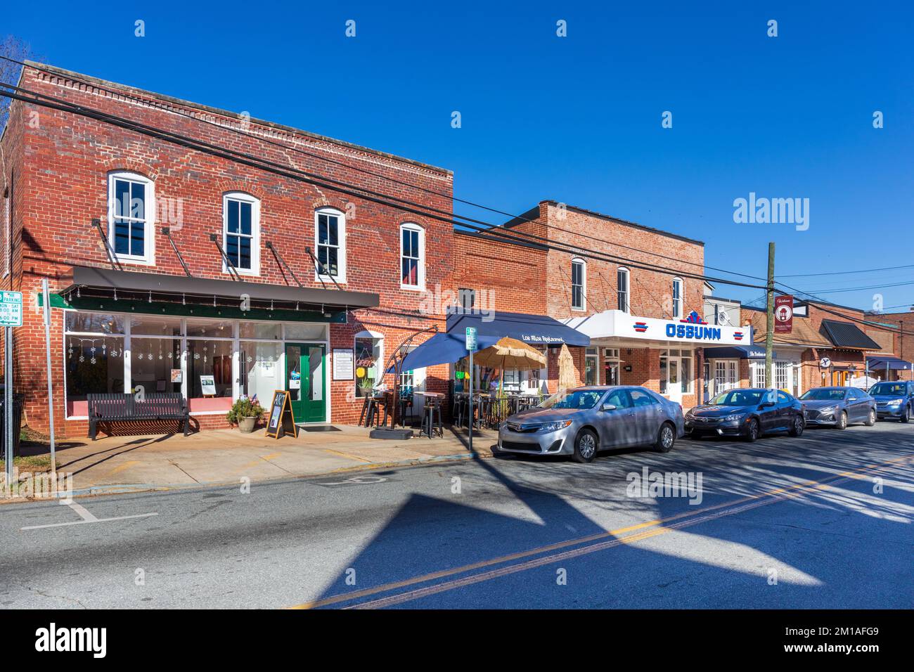 HILLSBOROUGH, NC, USA-29 NOV 2022 : scène de la rue King, y compris le chapiteau historique du théâtre Osbunn. Banque D'Images