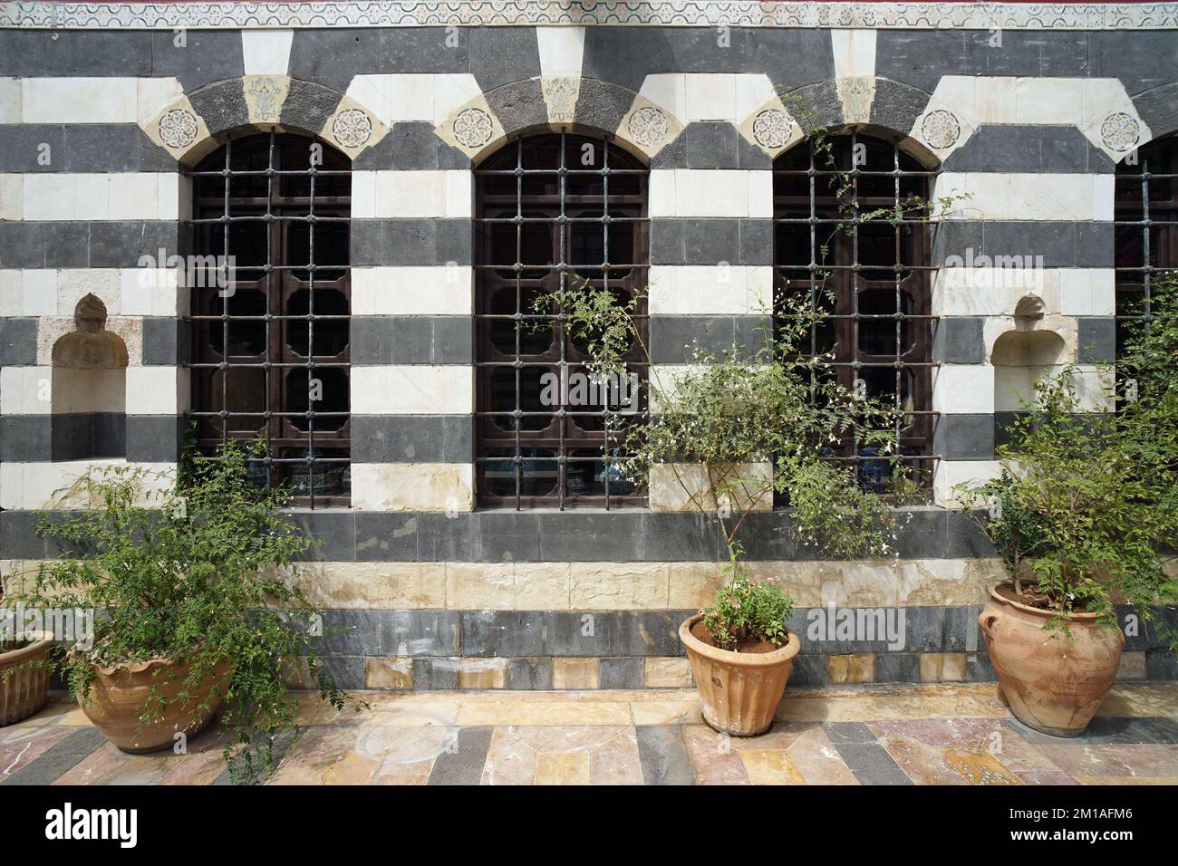 Ablaq est une technique architecturale arabe où des rangées de pierres claires et sombres créent un effet de rayures contrasté, Talisman Hotel, Damas, Syrie Banque D'Images