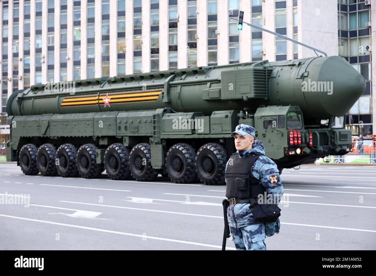 Arme nucléaire de la Russie, soldat des forces militaires russes debout sur fond de système de missiles stratégiques « yars » sur la rue de la ville Banque D'Images