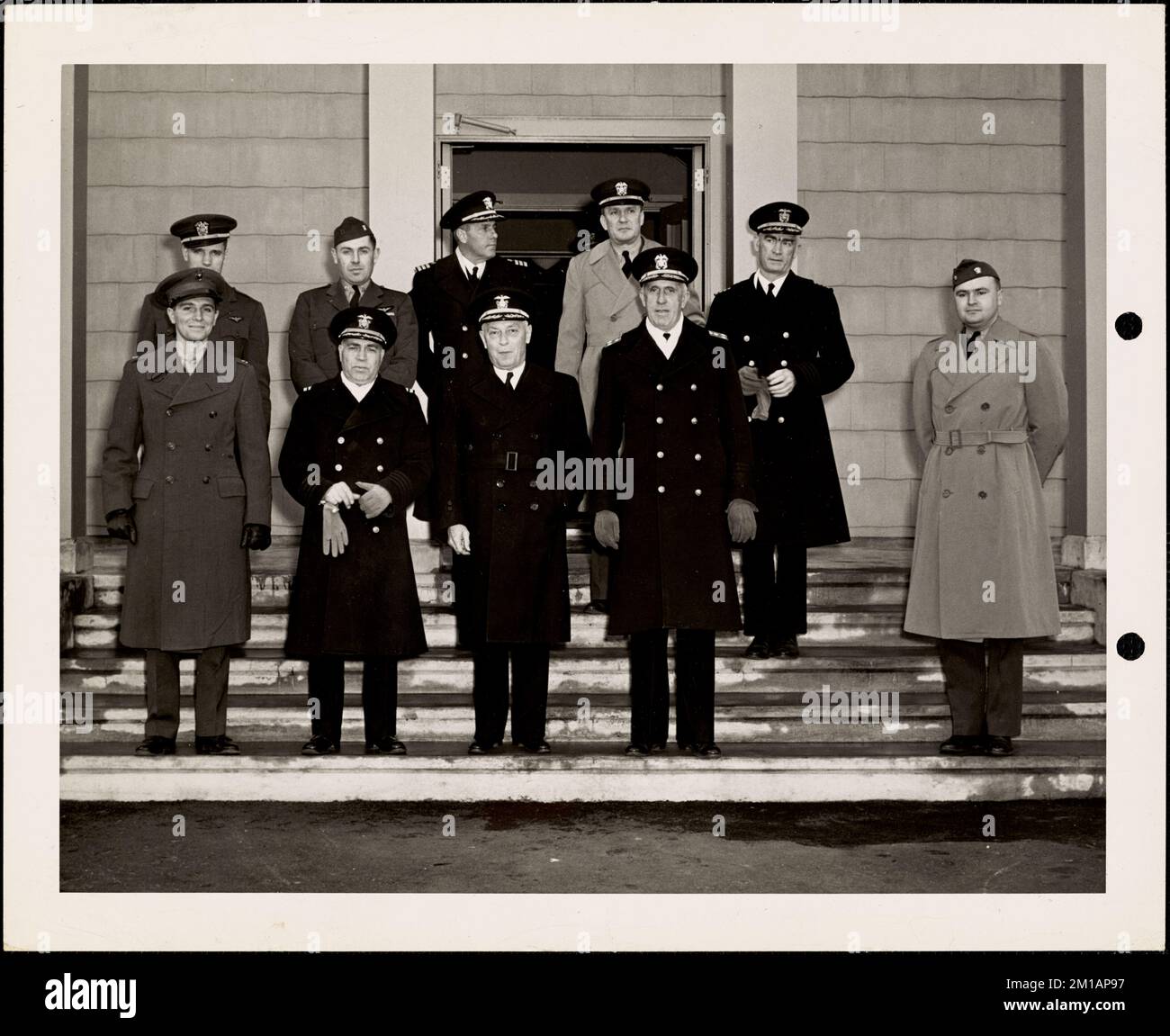 Vice-amiral Leary USN & Staff - visite officielle à NAS South Weymouth, ma-Capt D.V. Herbster USN (ret) deuxième de droite, rangée avant, personnel militaire. Photographies du premier district naval Banque D'Images