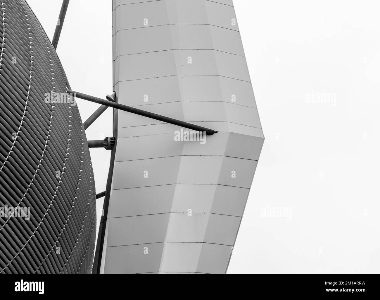 Une photo grise d'un bâtiment moderne et bien conçu Banque D'Images