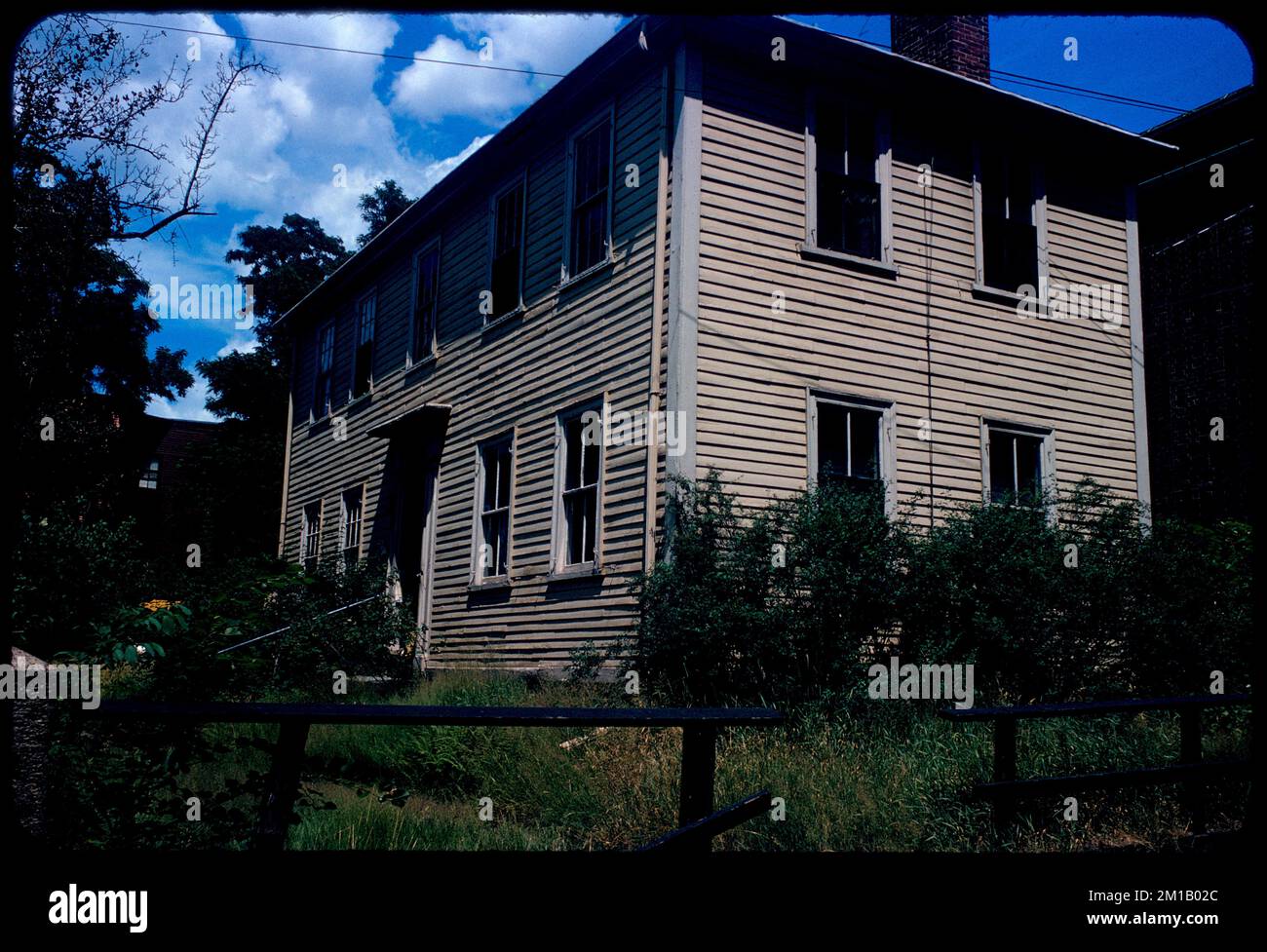 Vue sur la maison avec parement en bois, Cambridge, Massachusetts , Maisons. Collection Edmund L. Mitchell Banque D'Images