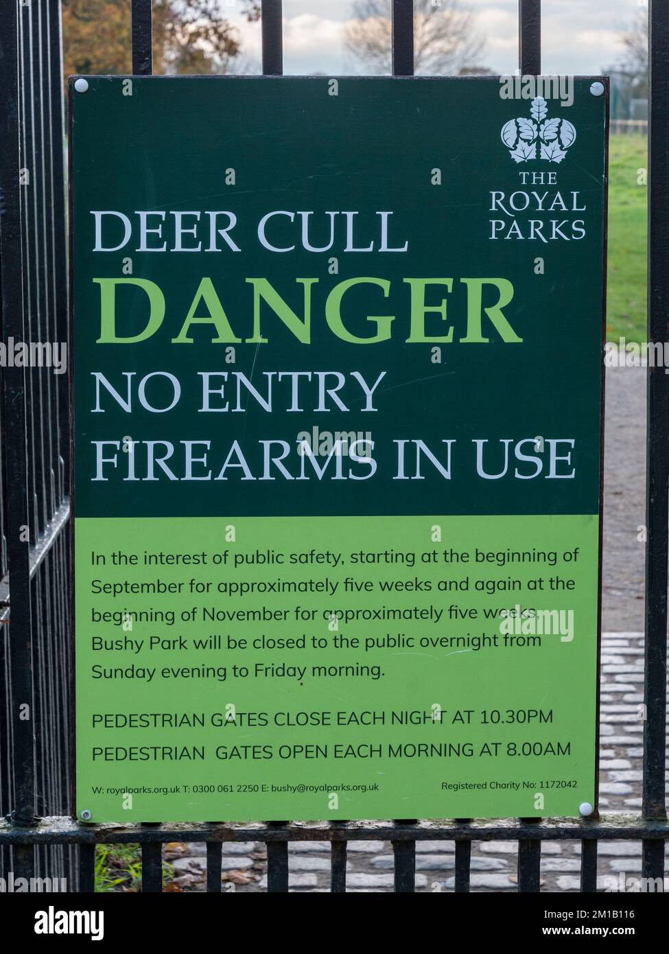 Panneau « danger Firesarms in use » à l'entrée du parc Bushy, informant les visiteurs du abattage annuel de cerfs de nuit. Banque D'Images