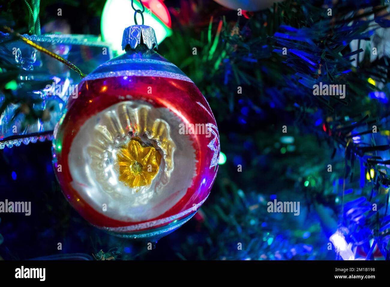 Décoration de Noël vintage rouge, blanc, jaune et bleu sur un arbre Banque D'Images