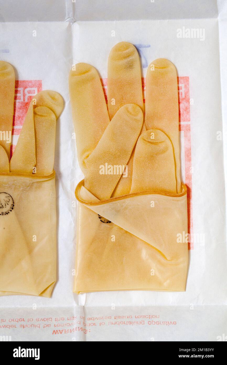 Vieux gants jetables pour chirurgiens Banque D'Images