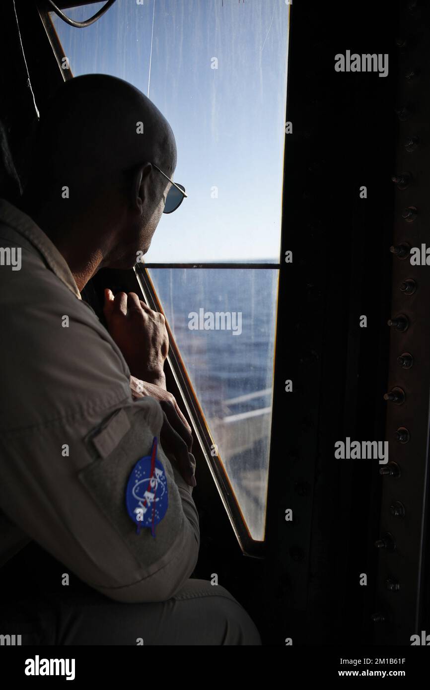 Baja Californie, Mexique, le dimanche, 11 décembre 2022. Shannon Gregory, chef des opérations des hélicoptères de la NASA, regarde depuis la tour de contrôle de l'hélicoptère les hélicoptères MH-60s décoller du pont de vol dans le cadre de l'opération de récupération de la capsule Orion de la NASA à la suite d'une mission Artemis I Moon au large de la côte de l'Artemis I Orion capsule retournée après une mission de 25,5 jours en orbite autour de la lune. Le sauvetage a impliqué les États-Unis Marine et NASA. Crédit : UPI/Alay Live News Banque D'Images