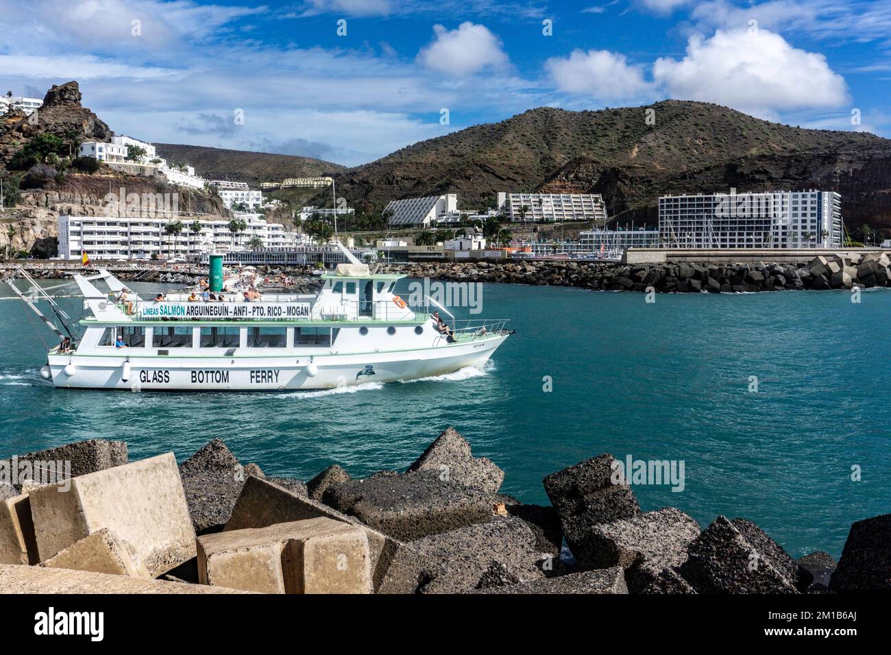 Un ferry à fond transparent passe devant la jetée de Puerto Rico, Gran Canaria, offrant une vue sur le monde sous-marin. Banque D'Images