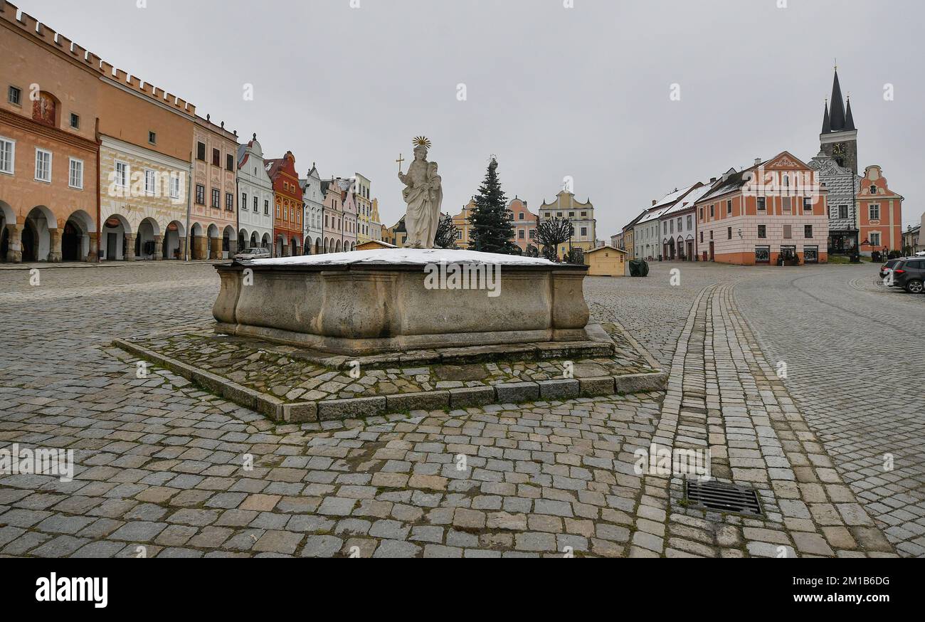 La République tchèque compte actuellement 16 sites inscrits sur la prestigieuse liste du patrimoine mondial de l'UNESCO et huit sur la liste du patrimoine mondial immatériel de l'UNESCO. Le premier, les centres historiques de Prague, Cesky Krumlov et Telc, aura 30 ans sur 13 décembre 2022. Le coeur historique de Telc (1992) - la place Renaissance préservée avec une arcade et le château gothique tardif sont particulièrement appréciés. Les Zacharias de la place Hradec avec fontaine avec la statue de Saint Margaret (fontaine inférieure) sur la photo de 9 décembre 2022. (CTK photo/Lubos Pavlicek) Banque D'Images