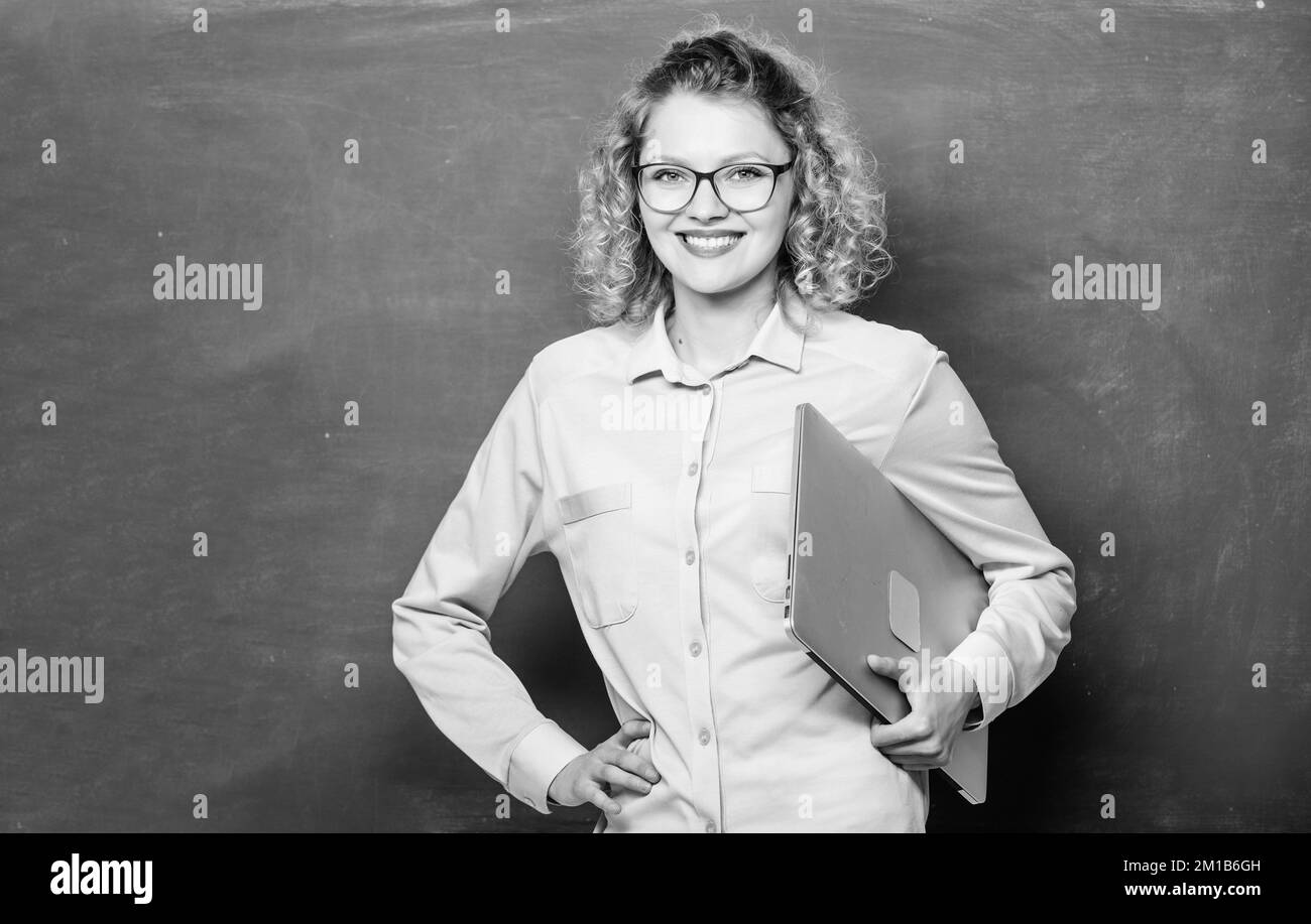 Carrière dans l'assurance de la qualité des logiciels.Étudier les langages de programmation.Une fille surfant sur Internet.L'éducation moderne.Carnet pour enseignants de l'école.Formation à distance Banque D'Images