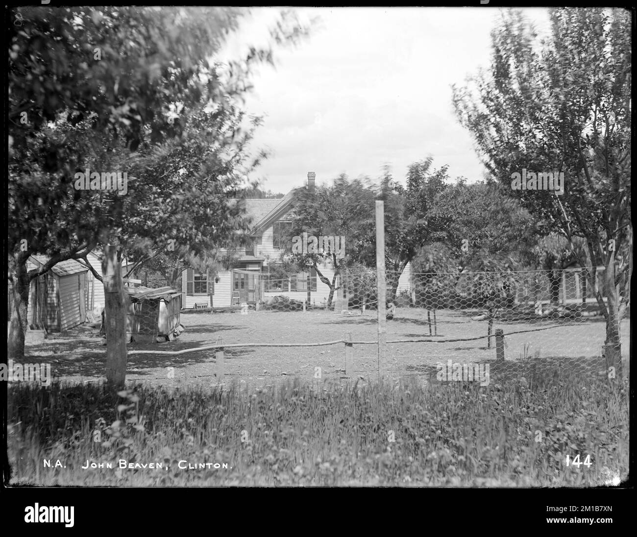 Aqueduct de Wachusett, maison de John Beaven, de l'est, montrant la cour de poule à l'arrière, Clinton, Mass., 12 juin, 1896 , travaux nautiques, aqueducs, immobilier Banque D'Images