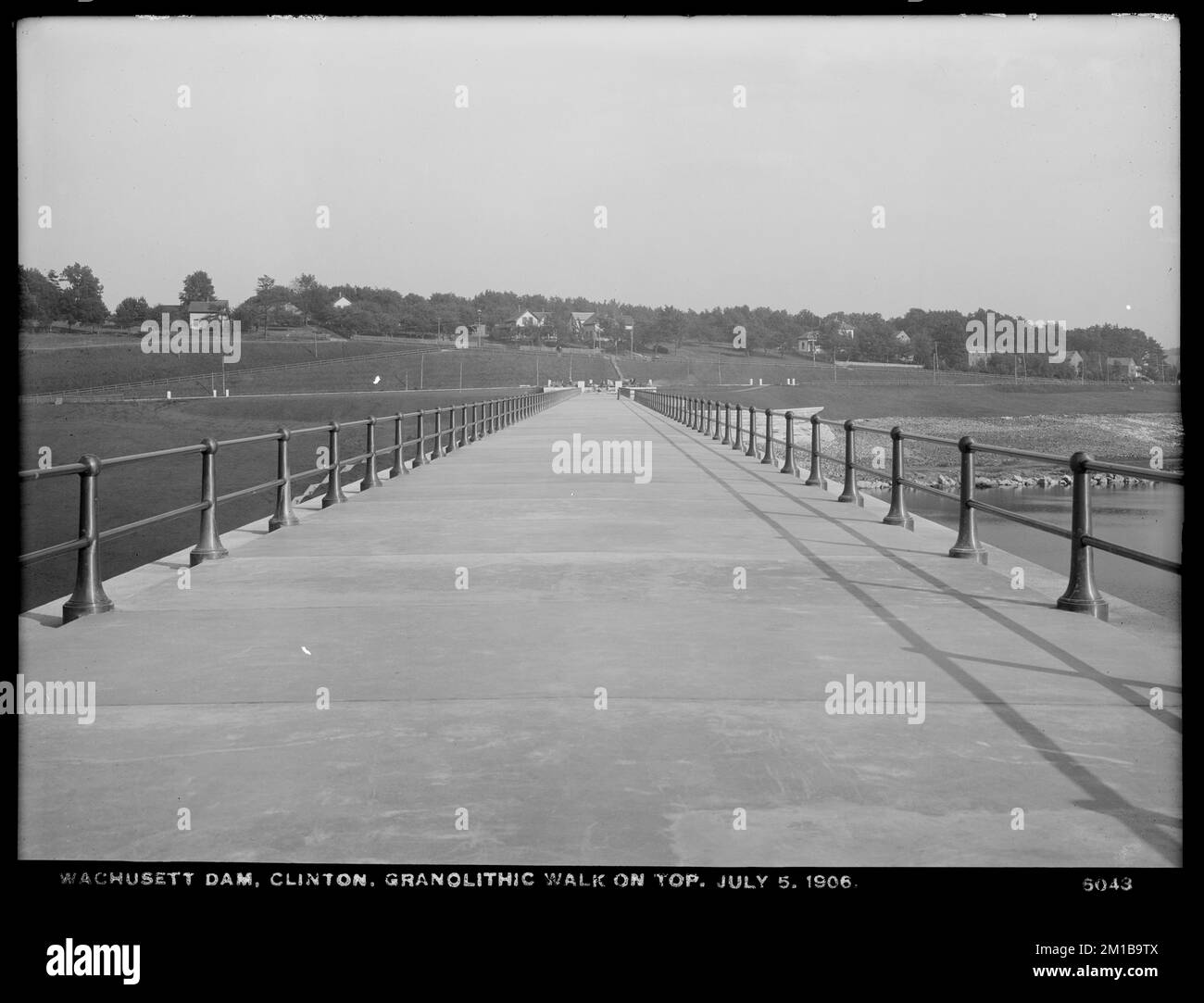 Barrage de Wachusett, promenade grandioolithique au sommet du barrage, en regardant vers Boylston Street, Clinton, Mass., 5 juillet 1906 , ouvrages d'eau, barrages Banque D'Images