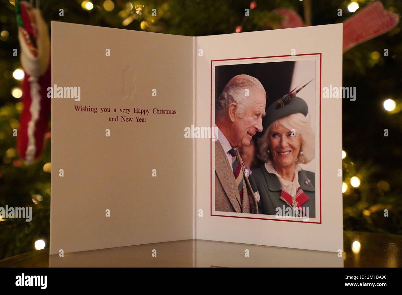 La carte de Noël 2022 du roi Charles III et de la reine Consort devant un arbre de Noël à