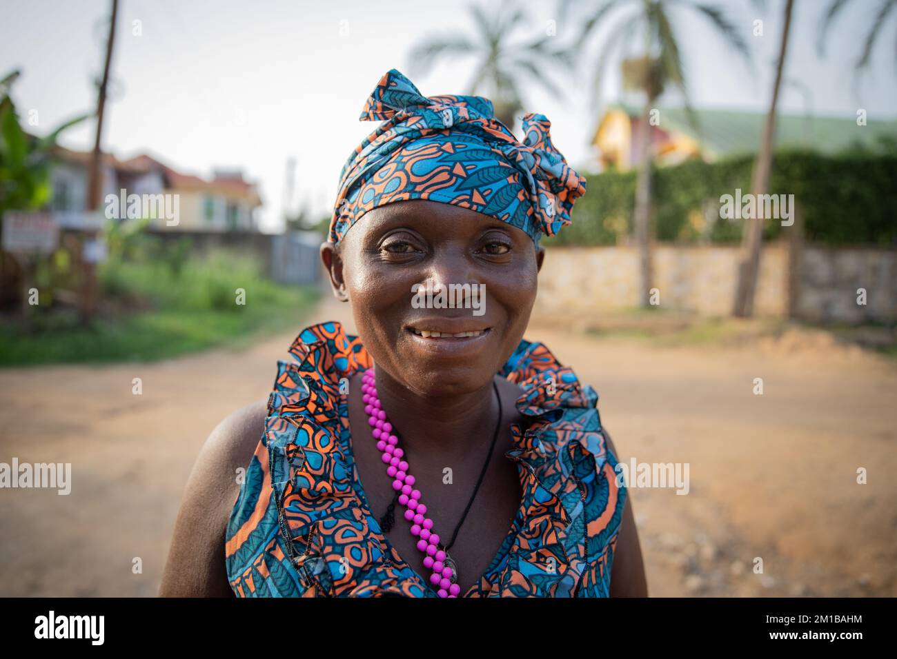 Portrait d'une femme africaine d'âge moyen souriante à l'extérieur. Banque D'Images