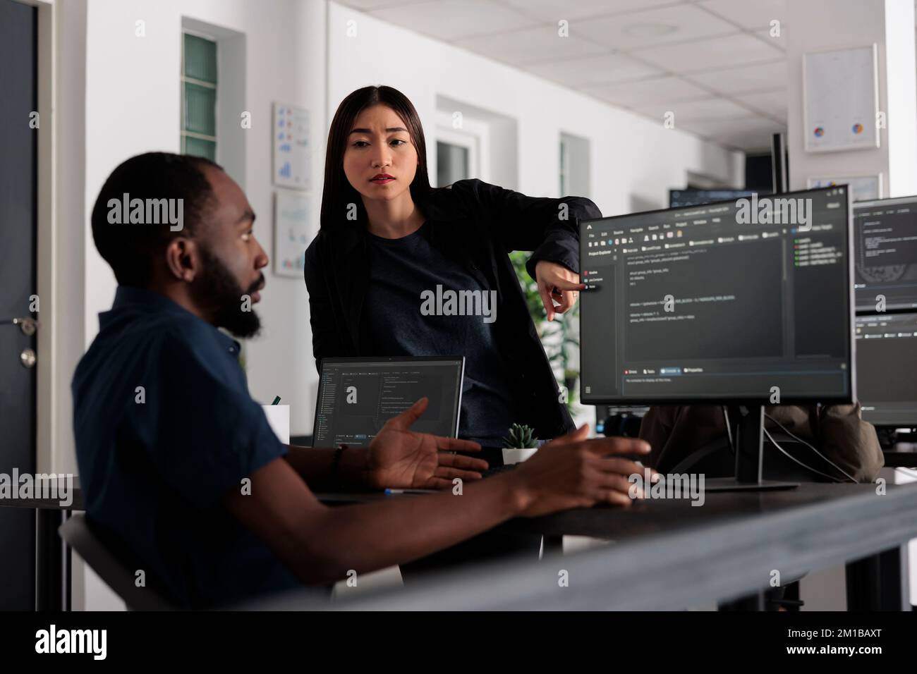 Divers développeurs Web travaillant sur le développement de logiciels avec le code source, regardant l'ordinateur. Un ingénieur système écrit un algorithme dans le Big Data office, le cloud computing en ligne. Concept de programmation Banque D'Images