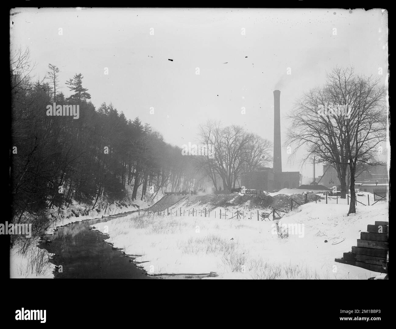 Wachusett Department, Nashua River, en amont du pont de chemin de fer en dessous de Lancaster Mills, Clinton, Mass., 18 février 1916, travaux nautiques, berges Banque D'Images