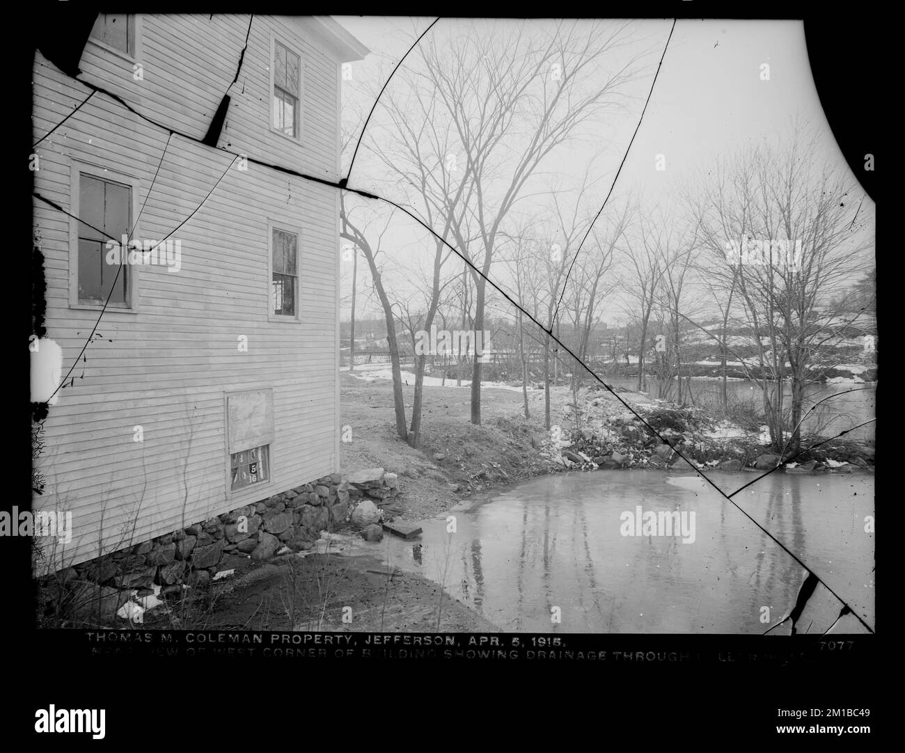 Wachusett Department, Wachusett Reservoir, propriété de Thomas M. Coleman, près de la vue du coin ouest du bâtiment montrant le drainage à travers le mur de la cave, Jefferson, Mass., 5 avril 1915 , travaux nautiques, immobilier Banque D'Images