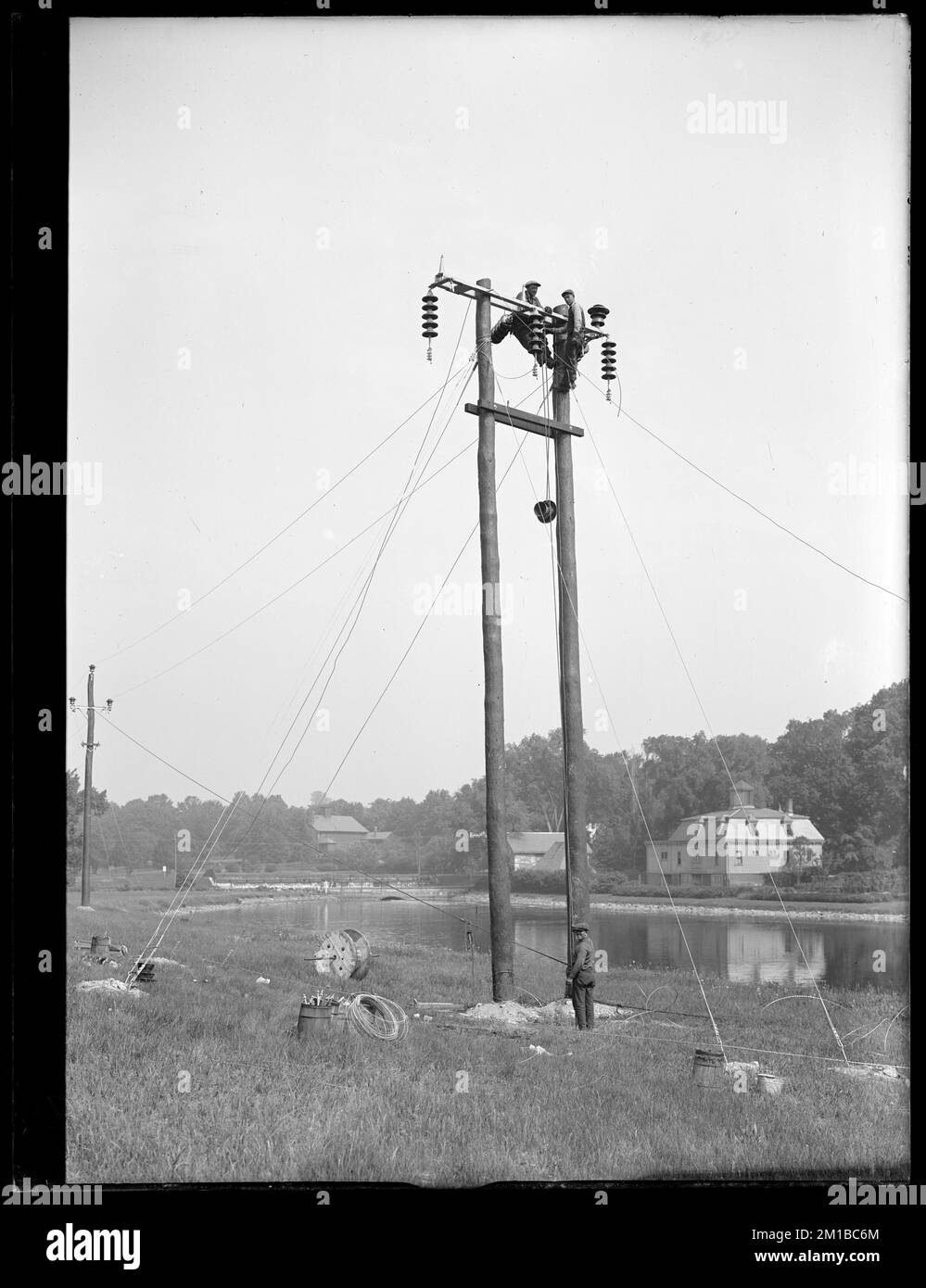 Wachusett Department, ligne de transmission de puissance Wachusett-Sudbury, fixation des isolants et des conducteurs, double pôle spécial no 328, Southborough, Mass., 28 mai 1918 , travaux nautiques, lignes électriques Banque D'Images