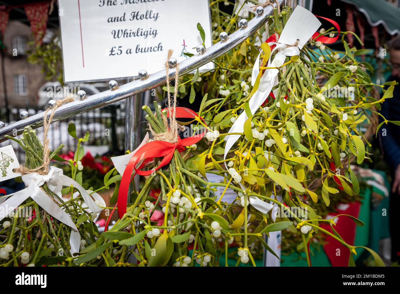 Lymm Village, Cheshire, Royaume-Uni. 10 décembre 2022 - village de Lymm, Cheshire, Angleterre, Royaume-Uni. Le village de Cheshire de Lymm a retourné les horloges au règne de la Reine Victoria avec le festival de Noël de Lymm Dickensian. Le Lymm Dickensian Christmas Festival a eu une gamme d'étals et de marchands vendant une variété d'art et d'artisanat et de cadeaux de Noël, de divertissement de rue, et une large sélection de nourriture, bordent les rues du village avec des personnages Dickensians en abondance. Crédit : John Hopkins/Alay Live News Banque D'Images
