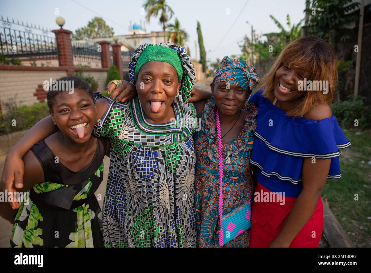 Quatre femmes africaines d'âges différents ensemble rient et font des visages drôles Banque D'Images