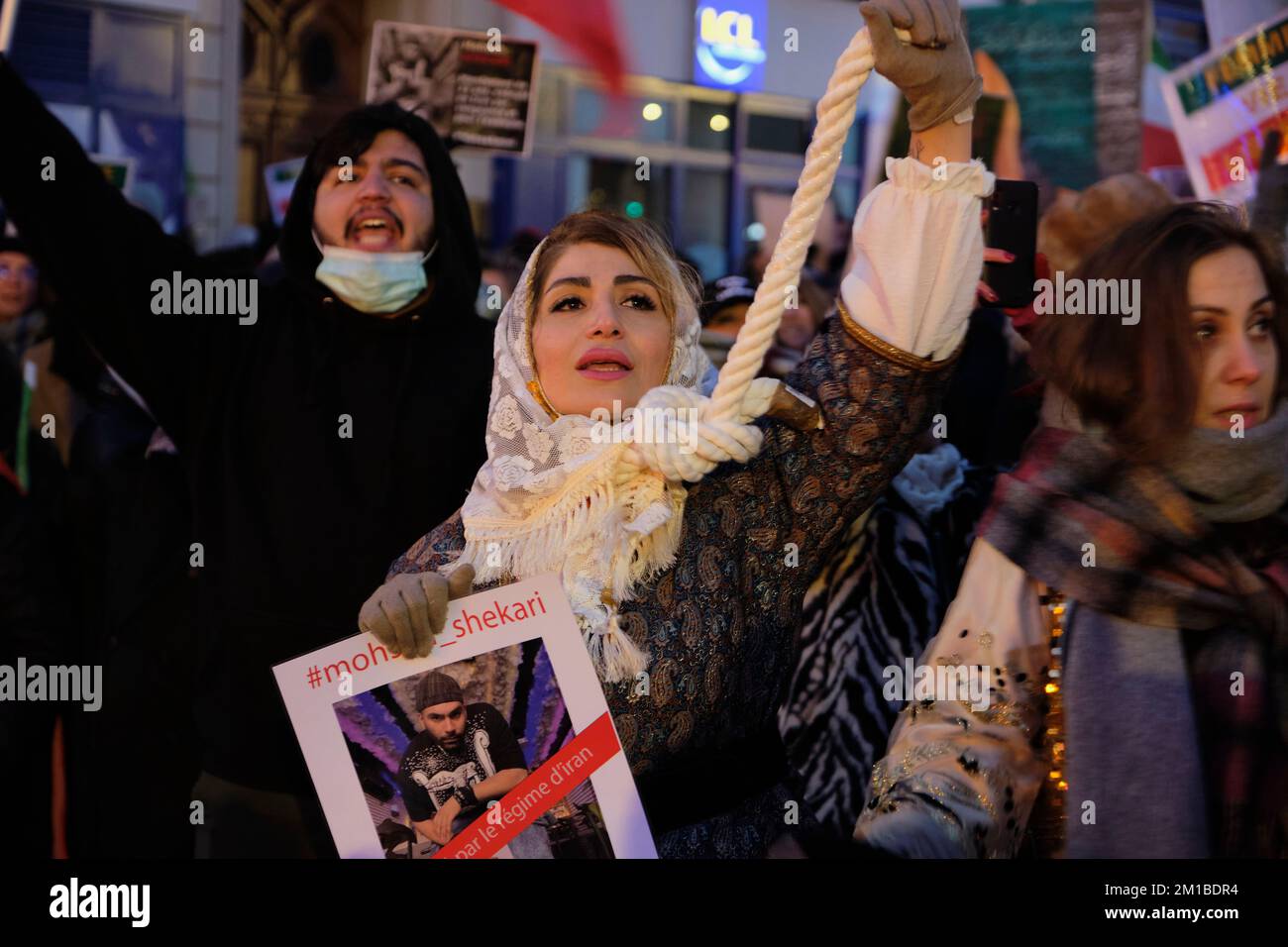 Paris, France. 11th décembre 2022. Une femme tenant un nœud autour de son cou participe à une marche à Paris pour dénoncer le régime islamique en Iran. Mohsen Shekari a été le premier iranien à être executé jeudi, 8 décembre 2022, par le régime iranien de plus en plus répressif, pour avoir participé à des manifestations avec d'autres confrontés à la peine de mort sur des charges similaires. (Credit image: © Remon Haazen/ZUMA Press Wire) Banque D'Images