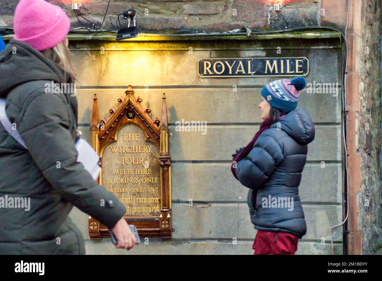 Édimbourg, Écosse, Royaume-Uni 11h décembre 2022. Les foires de Noël nocturnes d'Édimbourg ont vu les touristes et les habitants s'y affluer. Les touristes continuent de se flailler sur le Royal Mile pour son ambiance de noël. Crédit Gerard Ferry/Alay Live News Banque D'Images