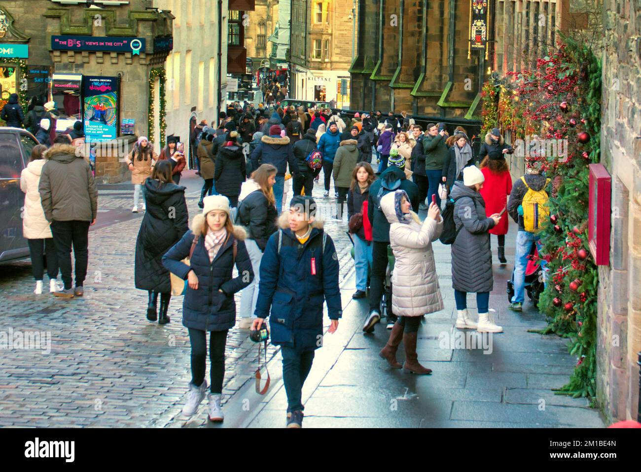 Édimbourg, Écosse, Royaume-Uni 11h décembre 2022. Les foires de Noël nocturnes d'Édimbourg ont vu les touristes et les habitants s'y affluer. Les touristes continuent de se flailler sur le Royal Mile pour son ambiance de noël. Crédit Gerard Ferry/Alay Live News Banque D'Images