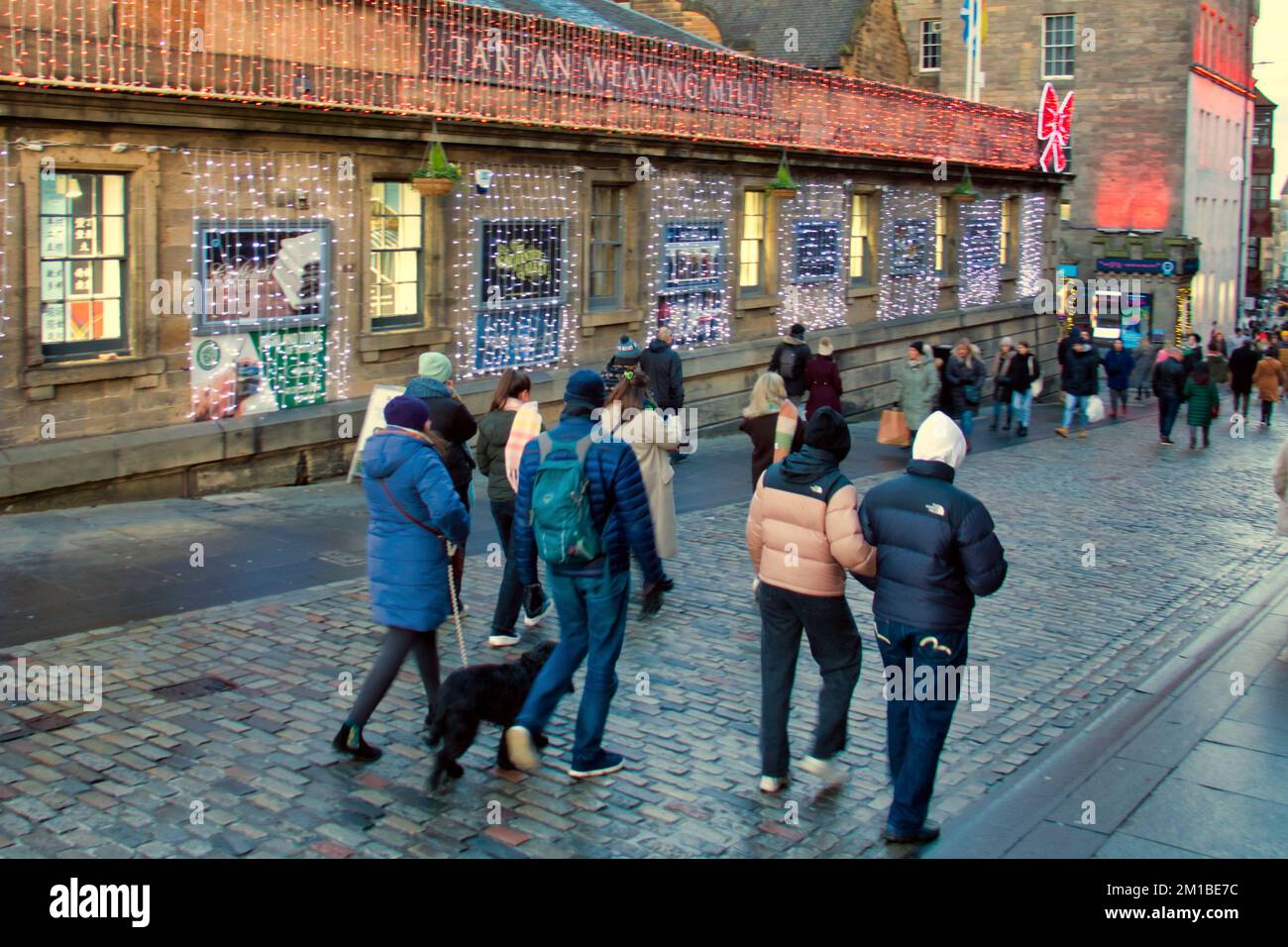Édimbourg, Écosse, Royaume-Uni 11h décembre 2022. Les foires de Noël nocturnes d'Édimbourg ont vu les touristes et les habitants s'y affluer. Les touristes continuent de se flailler sur le Royal Mile pour son ambiance de noël. Crédit Gerard Ferry/Alay Live News Banque D'Images