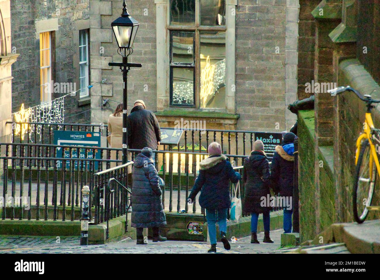 Édimbourg, Écosse, Royaume-Uni 11h décembre 2022. Les foires de Noël nocturnes d'Édimbourg ont vu les touristes et les habitants s'y affluer. Les touristes continuent de se flailler sur le Royal Mile pour son ambiance de noël. Crédit Gerard Ferry/Alay Live News Banque D'Images