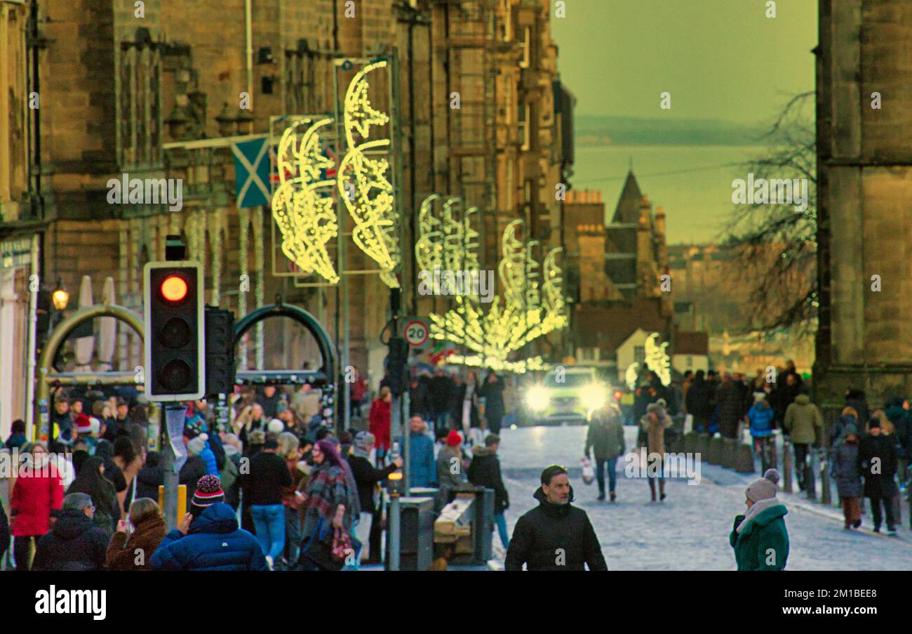 Édimbourg, Écosse, Royaume-Uni 11h décembre 2022. Les foires de Noël nocturnes d'Édimbourg ont vu les touristes et les habitants s'y affluer. Les touristes continuent de se flailler sur le Royal Mile pour son ambiance de noël. Crédit Gerard Ferry/Alay Live News Banque D'Images