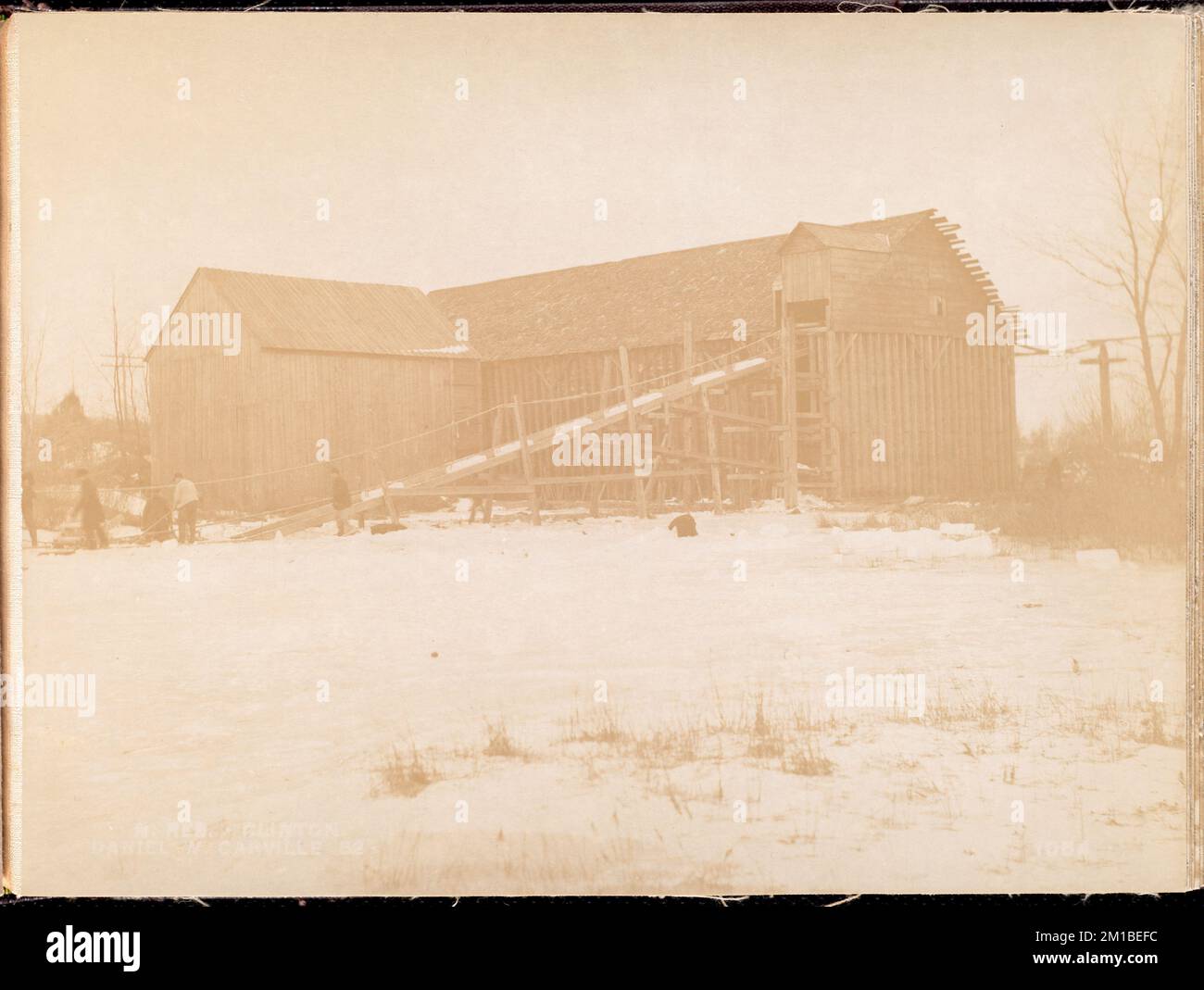 Wachusett Reservoir, maison de glace de Daniel W. Carville, sur le côté est de la route, du nord sur la glace, près du côté ouest de l'étang, Clinton, Mass., 27 janvier 1897 , ouvrages d'eau, réservoirs, structures de distribution d'eau, immobilier, glacehouses Banque D'Images
