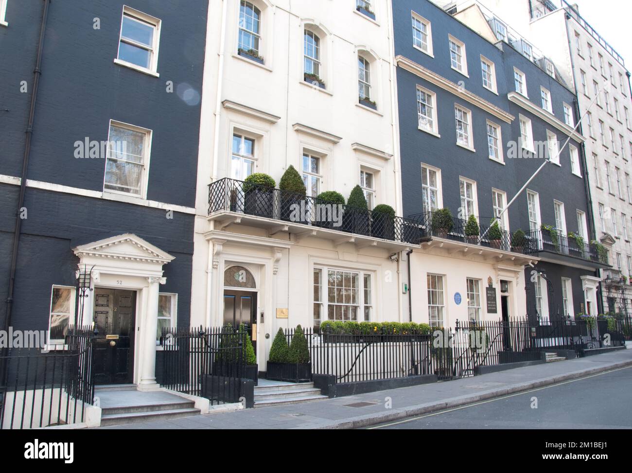 Georgian Houses, Berkeley Square, Mayfair, Westminster, Londres, ROYAUME-UNI. élégante terrasse de maisons; Banque D'Images