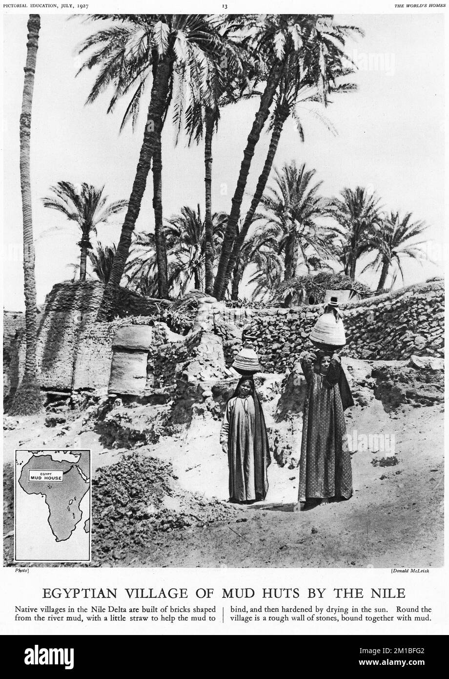 Demi-ton d'un village égyptien de huttes de boue par le Nil, d'une publication éducative, 1927 Banque D'Images
