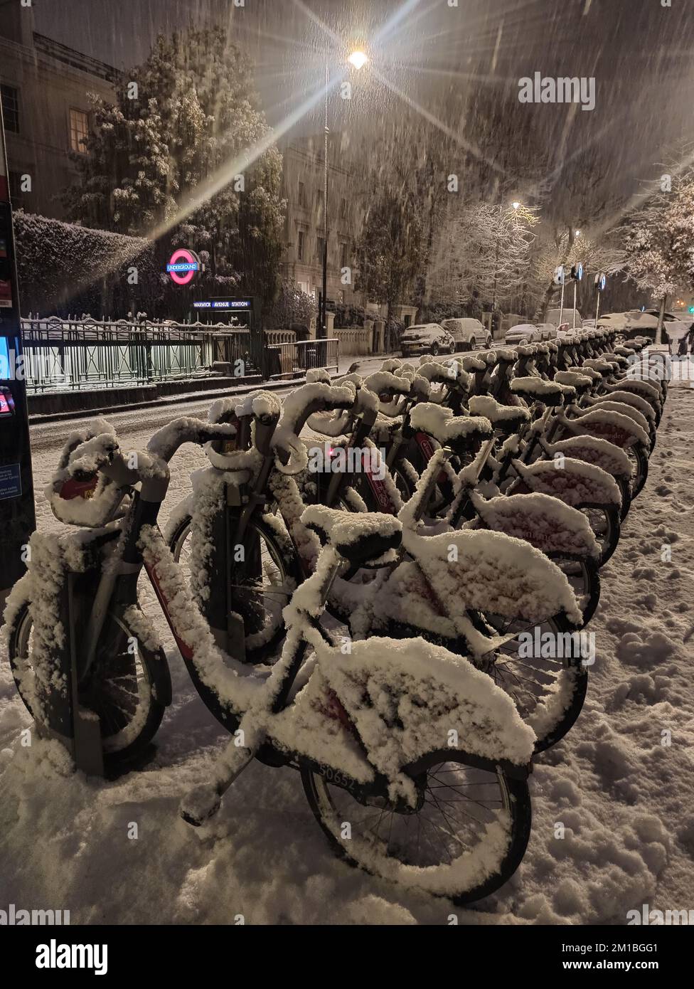 Conditions hivernales à Warwick Avenue, Londres. De la neige et de la glace ont balayé certaines parties du Royaume-Uni, et les conditions hivernales doivent se poursuivre pendant des jours. Date de la photo: Dimanche 11 décembre 2022. Banque D'Images