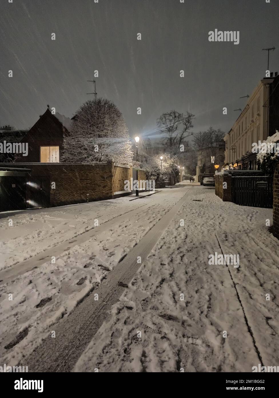 Conditions hivernales à la sortie de Warwick Avenue près de Little Venice, Londres. De la neige et de la glace ont balayé certaines parties du Royaume-Uni, et les conditions hivernales doivent se poursuivre pendant des jours. Date de la photo: Dimanche 11 décembre 2022. Banque D'Images