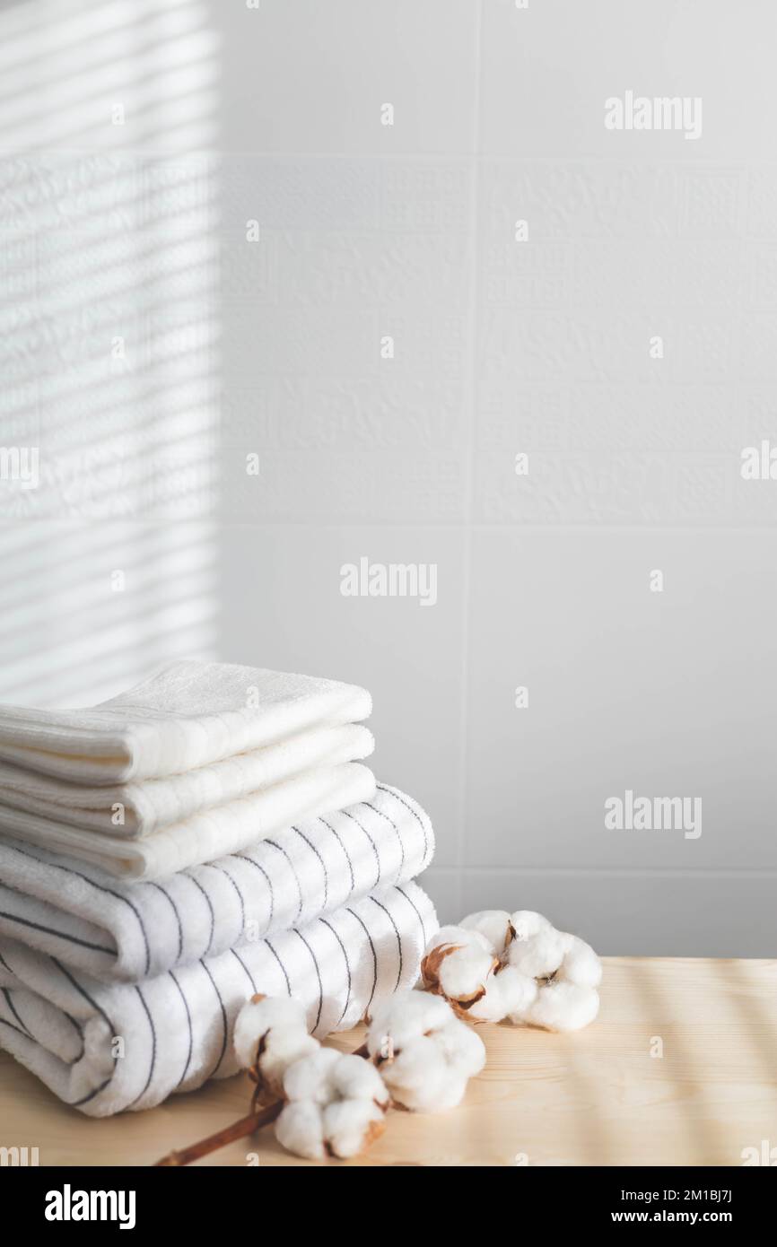 Bain serviettes fraîches velours textile doux coton soins du corps  soigneusement plié blanc gris linge fleur étagère Photo Stock - Alamy