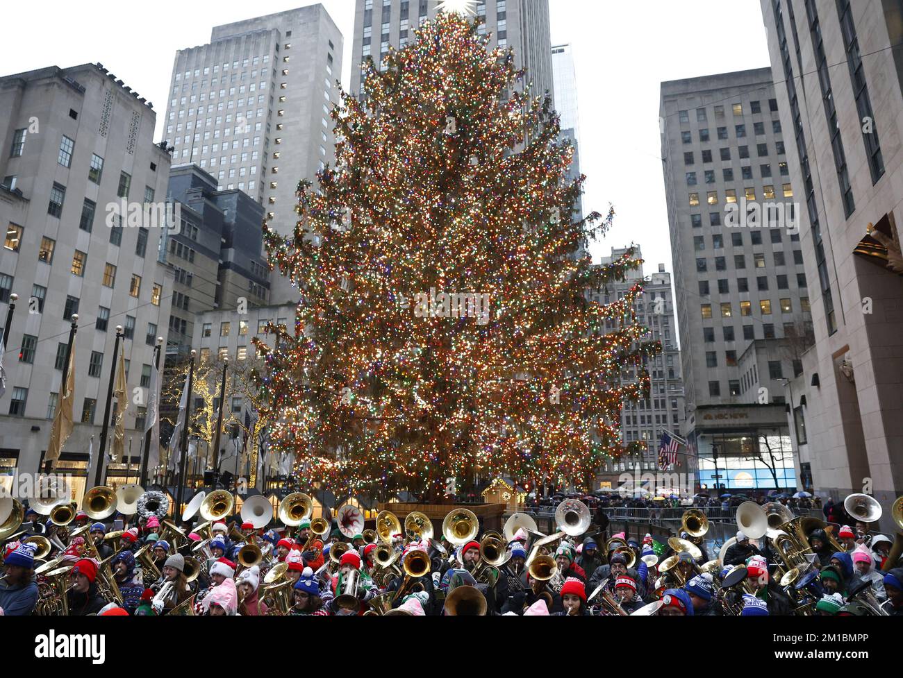 New York, États-Unis. 11th décembre 2022. Les joueurs de tuba assemblent et  exécutent des chansons de vacances sous l'arbre de Noël du Rockefeller  Center lors du Noël annuel de Tuba 49th au
