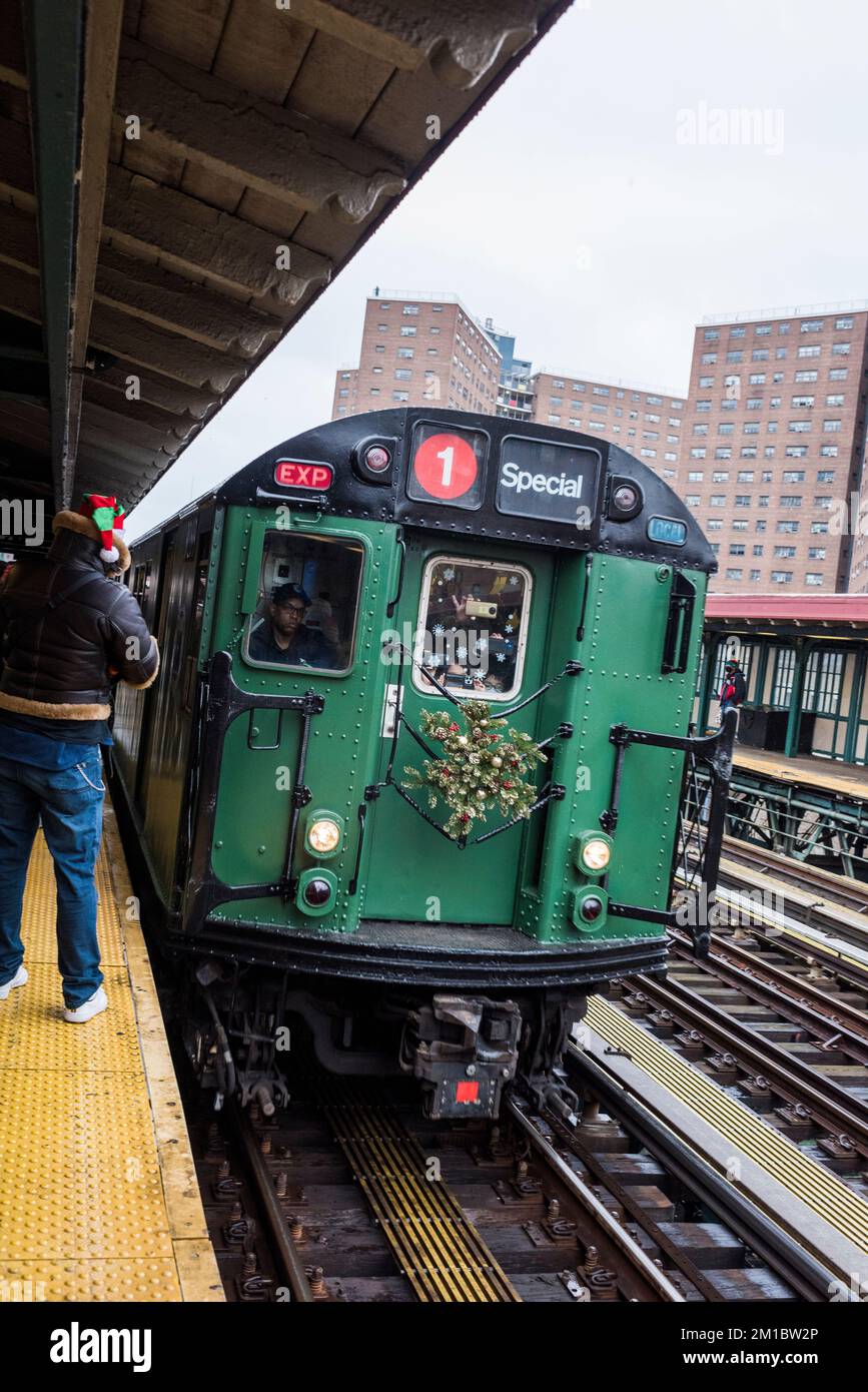 New York, New York - 11 décembre 2022: Le train de nombreuses couleurs, les manèges de nostalgie de vacances, le métro de New York Banque D'Images