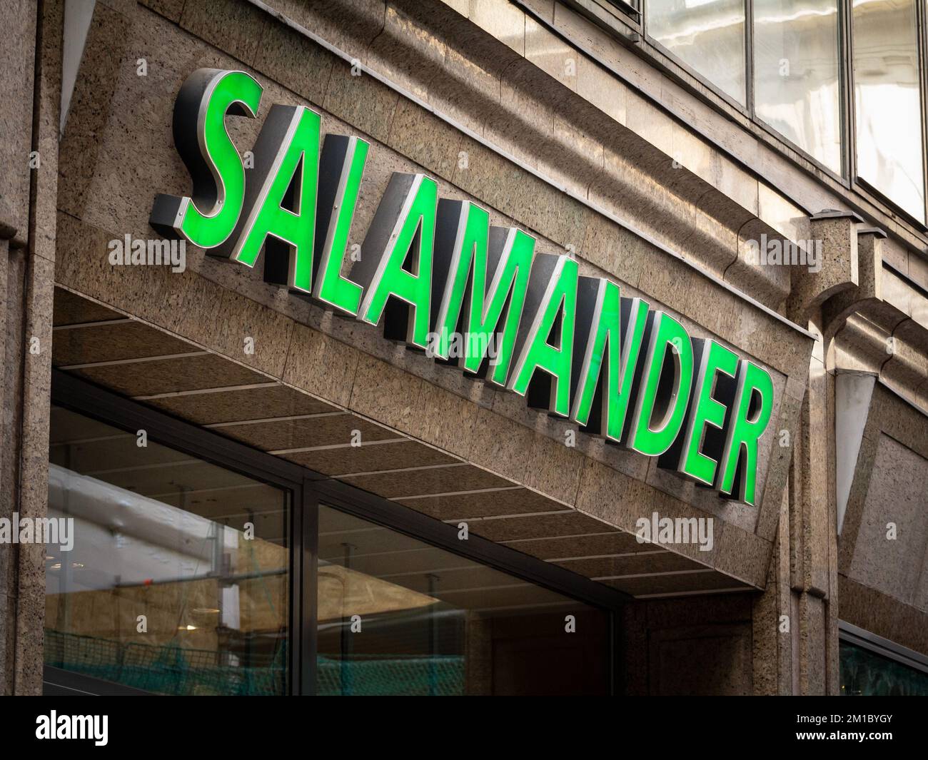 Photo d'un signe avec le logo de Salamander chaussures prises sur leur  boutique principale pour Budapest, Hongrie. Salamander est un fabricant de  mode allemand an Photo Stock - Alamy