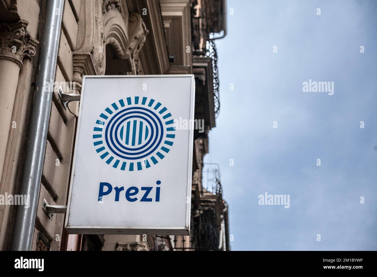 Image d'un signe avec le logo de Prezi. Prezi est une société hongroise de logiciels de communication vidéo et visuelle fondée en 2009 en Hongrie, avec des ramices Banque D'Images