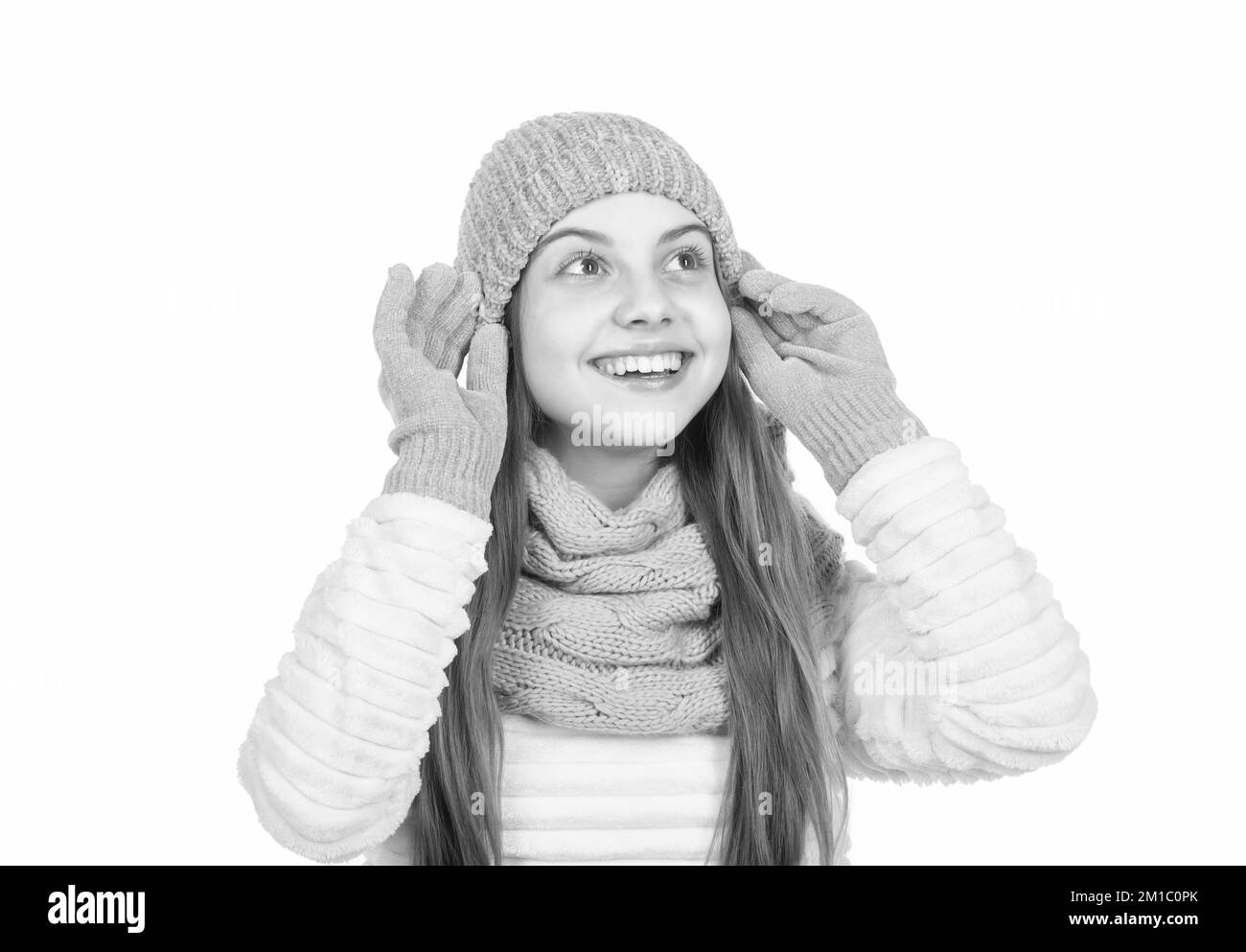 style automnal. vêtements chauds. bonne fille dans les vêtements d'hiver. bonheur d'enfance. Banque D'Images