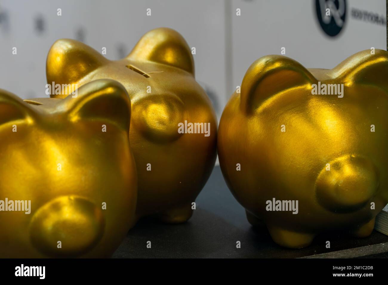 Golden Piggy Bank isolé sur fond blanc Banque D'Images