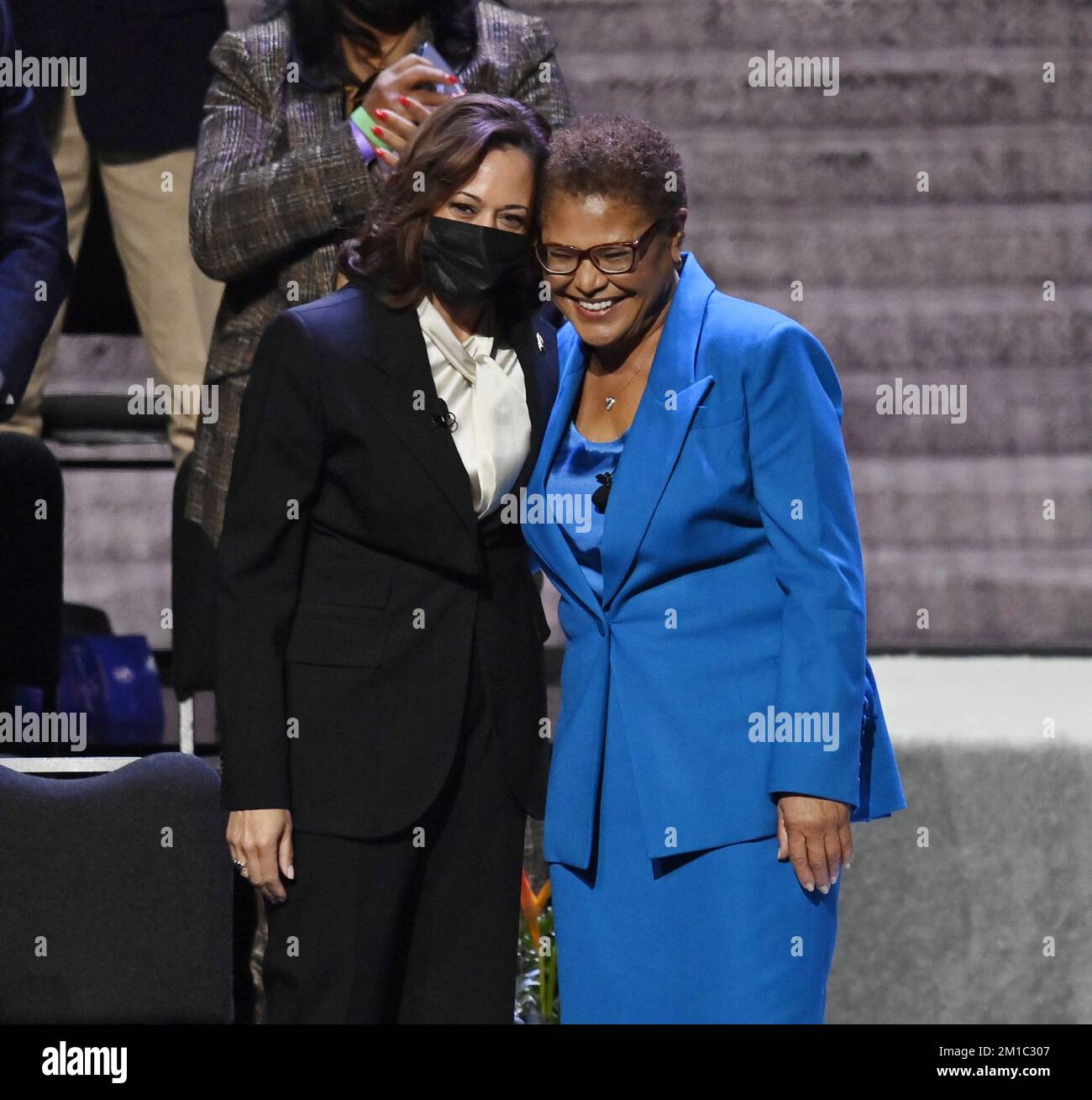 Los Angeles, États-Unis. 11th décembre 2022. Karen Bass s'adresse à des partisans après avoir été assermentée comme maire de Los Angeles par le vice-président Kamala Harris (L), un ami de longue date et ancien procureur général de Californie, au Microsoft Theatre de Los Angeles dimanche, 11 décembre 2022. Photo de Jim Ruymen/UPI crédit: UPI/Alay Live News Banque D'Images