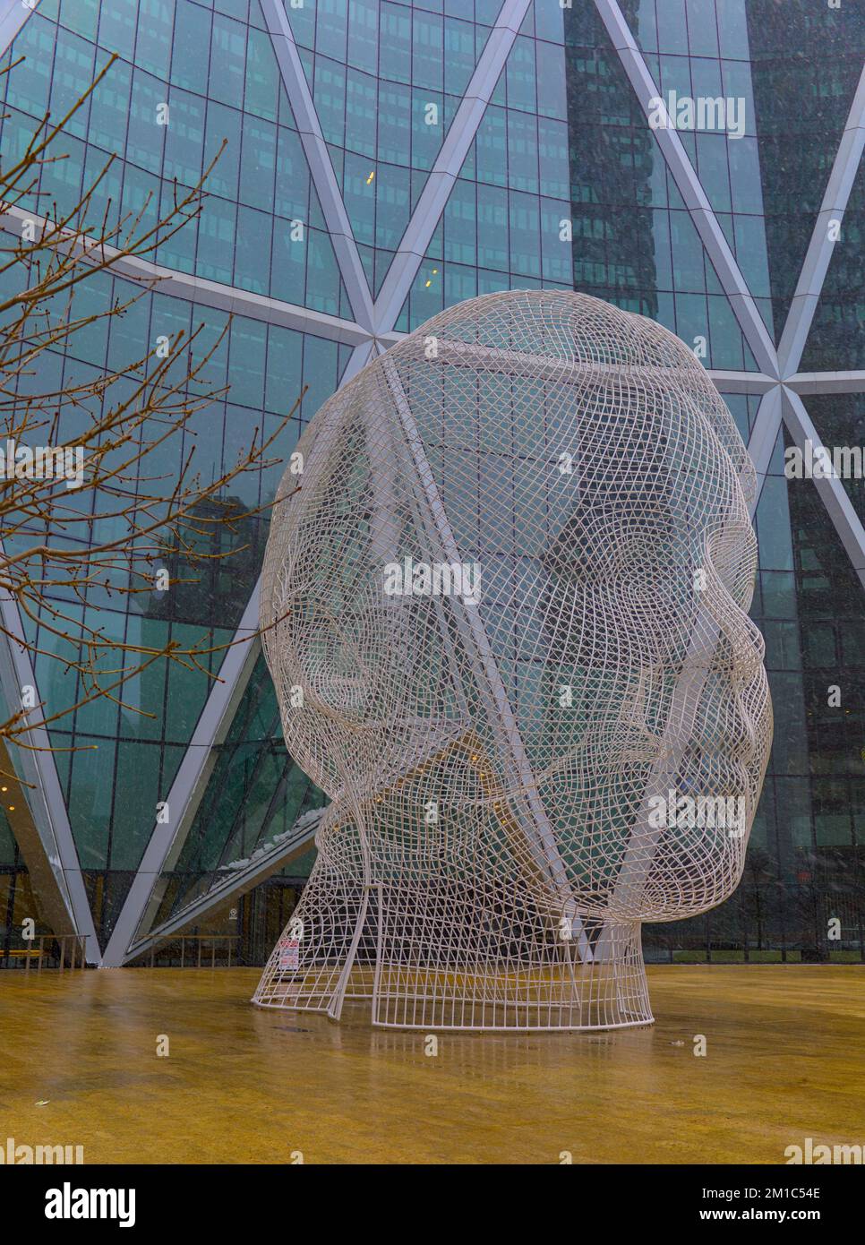 Calgary, Alberta / Canada - 27 décembre 2022: Wonderland Sculpture par Jaume Plensa sous la neige Banque D'Images