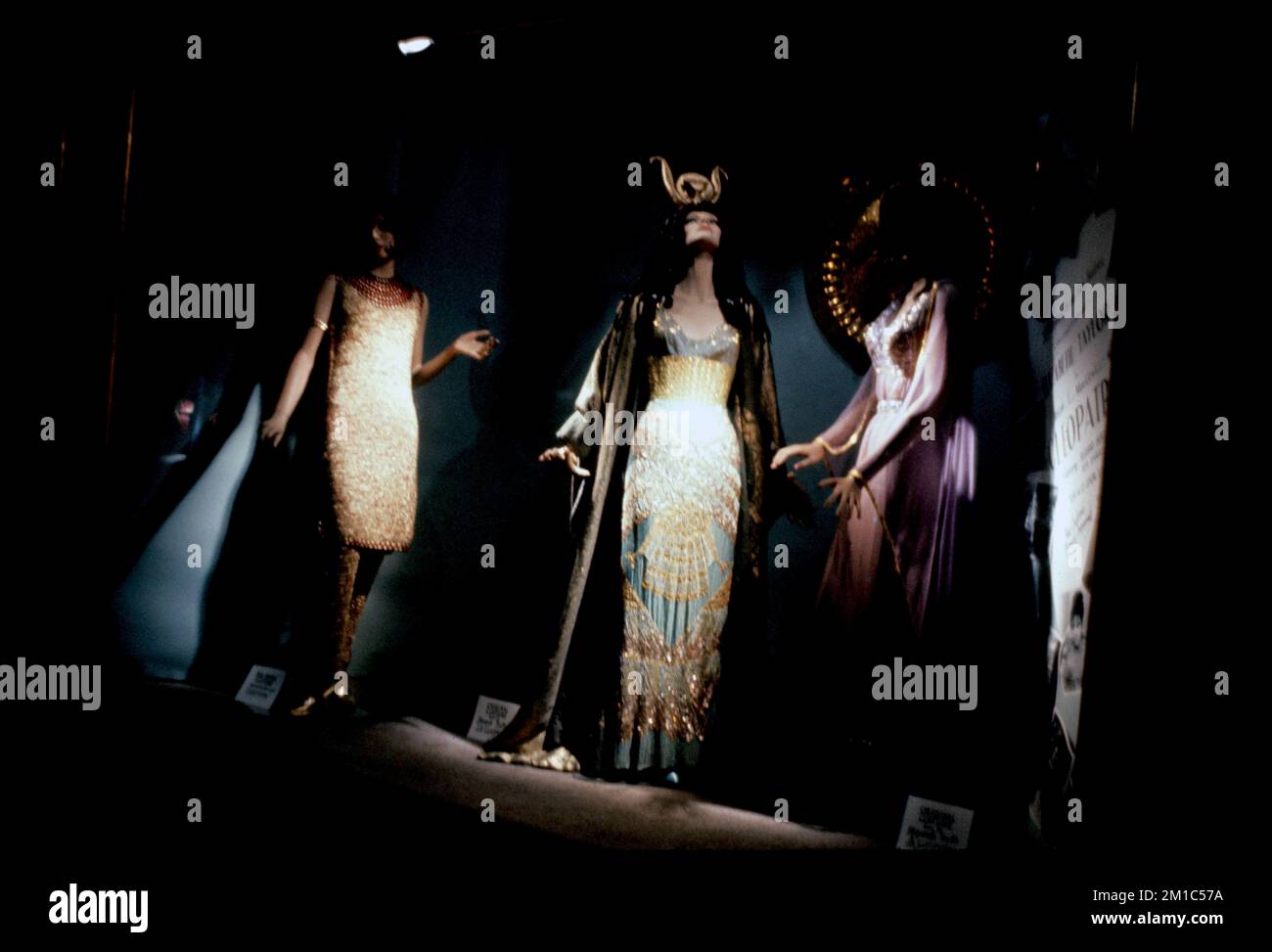 Fenêtre avec mannequins montrant des costumes portés par Elizabeth Taylor dans 'Cleopatra' , costumes, mannequins, Taylor, Elizabeth, 1932-2011, Cleopatra Motion Picture : 1963. Collection Edmund L. Mitchell Banque D'Images