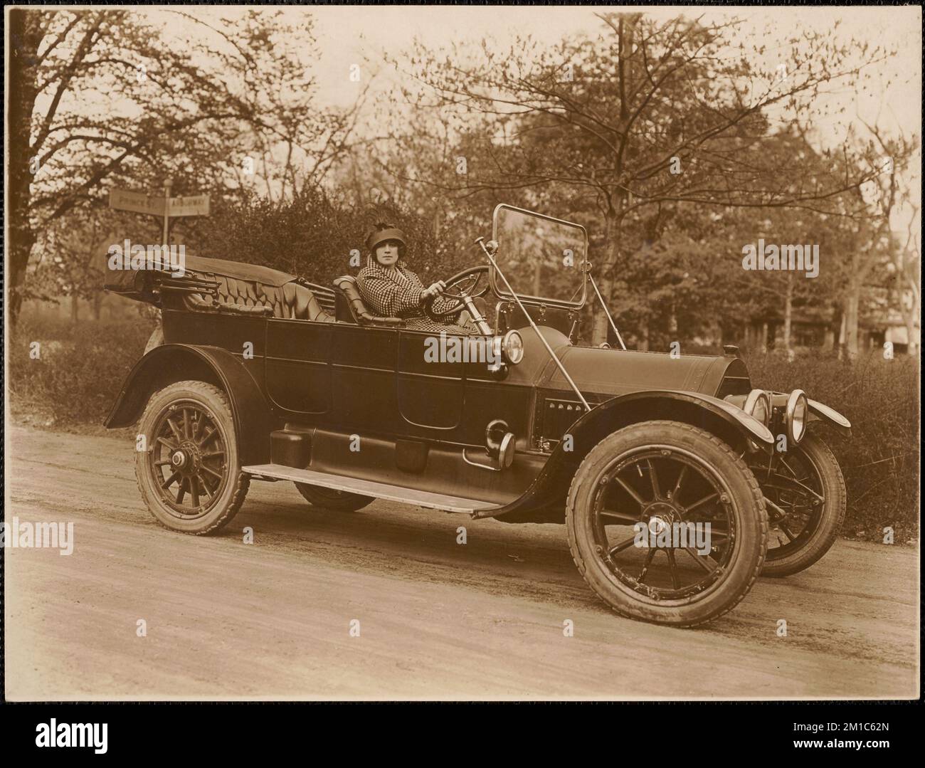 Femme dans une automobile ouverte de quatre portes , automobiles. Collection Leon Abdalian Banque D'Images