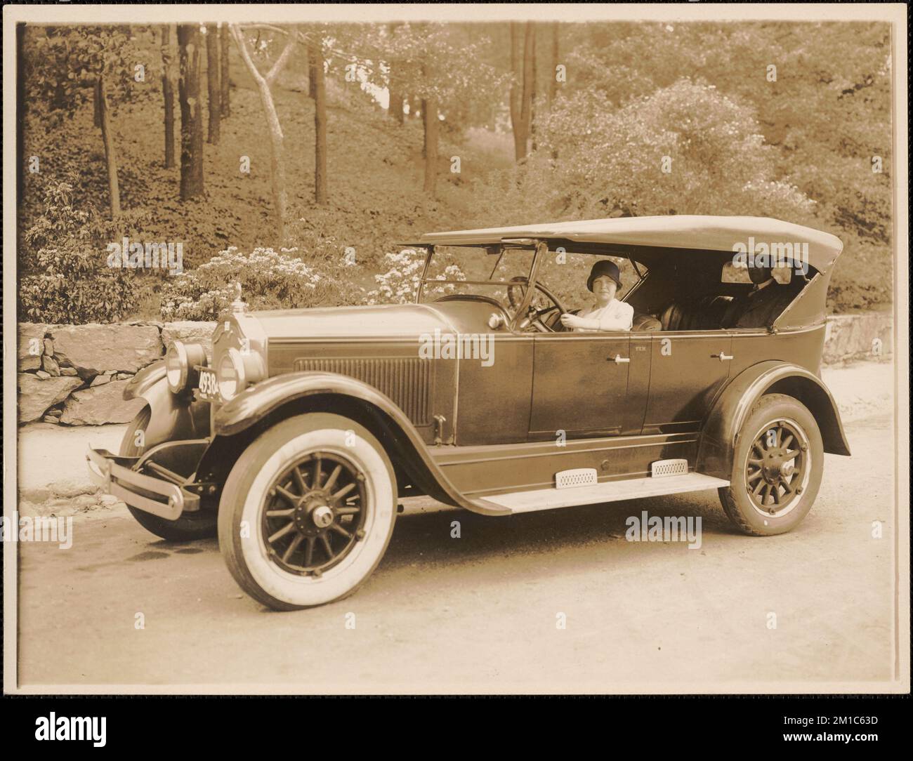 Femme dans une automobile fermée de quatre portes, homme dans le siège arrière, automobiles. Collection Leon Abdalian Banque D'Images