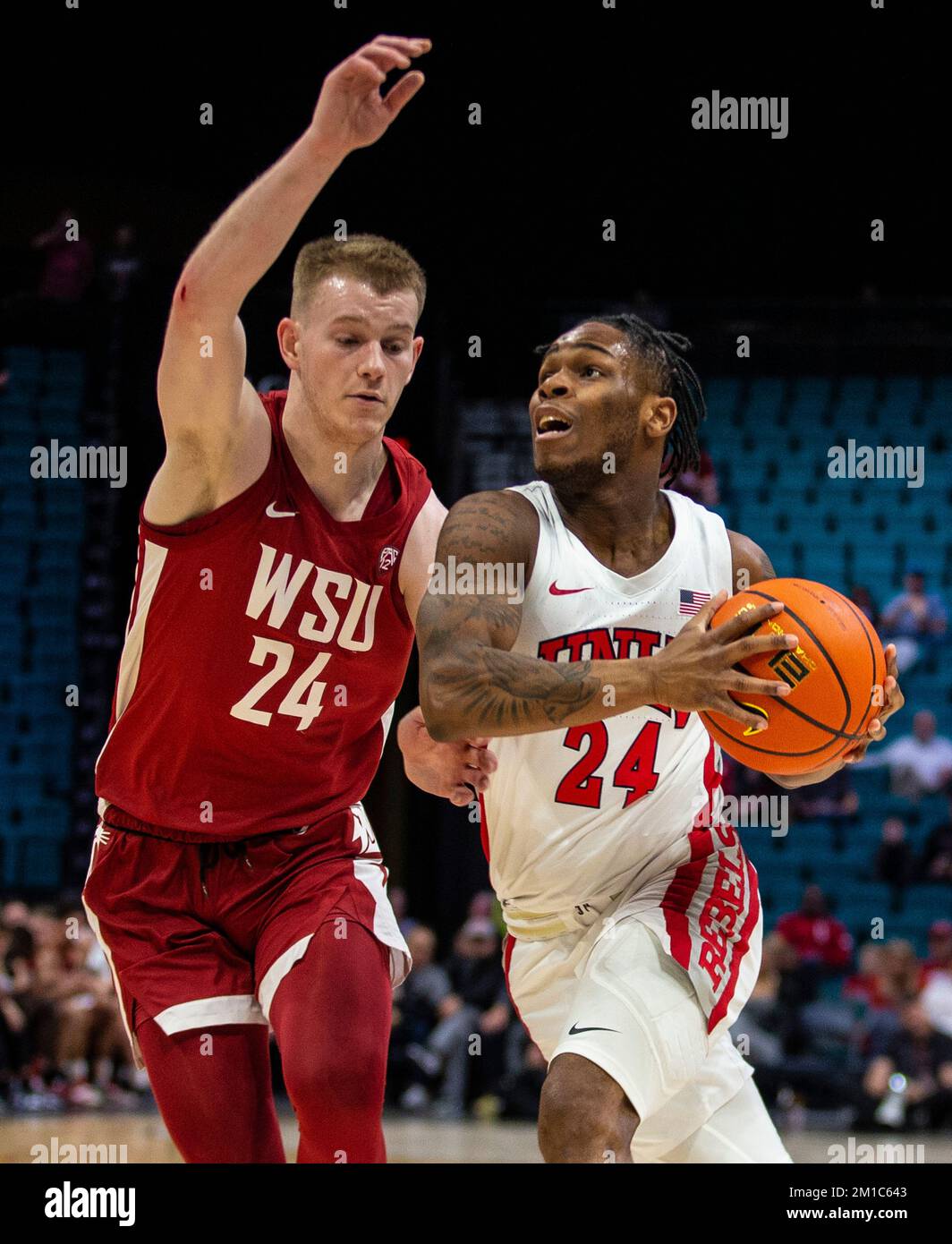 10 décembre 2022 Las Vegas, Nevada, États-Unis La garde de l'UNLV Jackie Johnson III (24) se dirige vers le panier lors du tournoi de basket-ball NCAA The Clash Men entre les rebelles Runnin de l'UNLV et les Cougars de l'État de Washington. UNLV a battu l'État de Washington 74-70 au MGM Grand Garden Arena Las Vegas, Nevada. Thurman James/CSM Banque D'Images