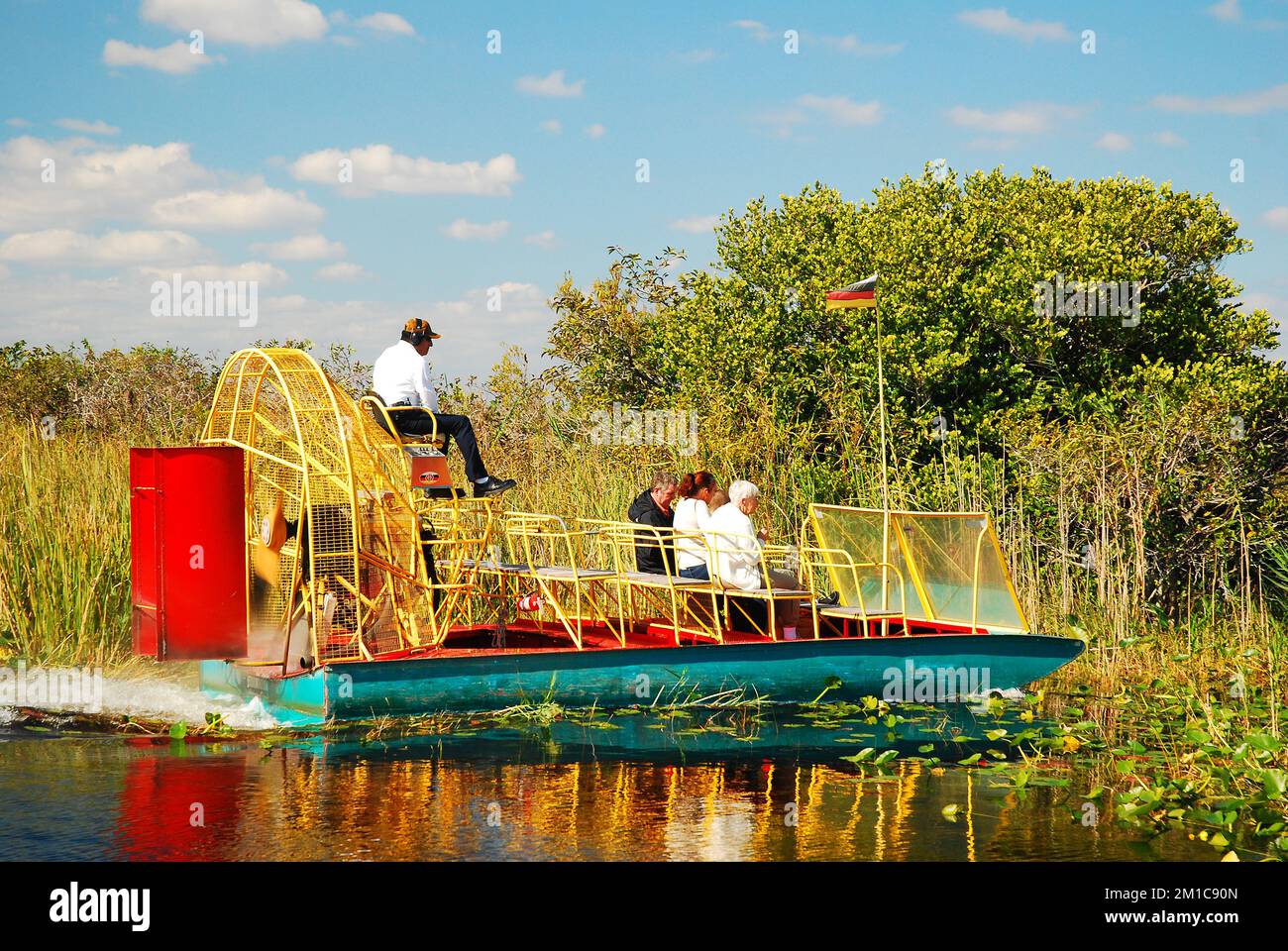 Un petit groupe fait une excursion en bateau pour les fans dans les Everglades de Floride près de Miami Banque D'Images
